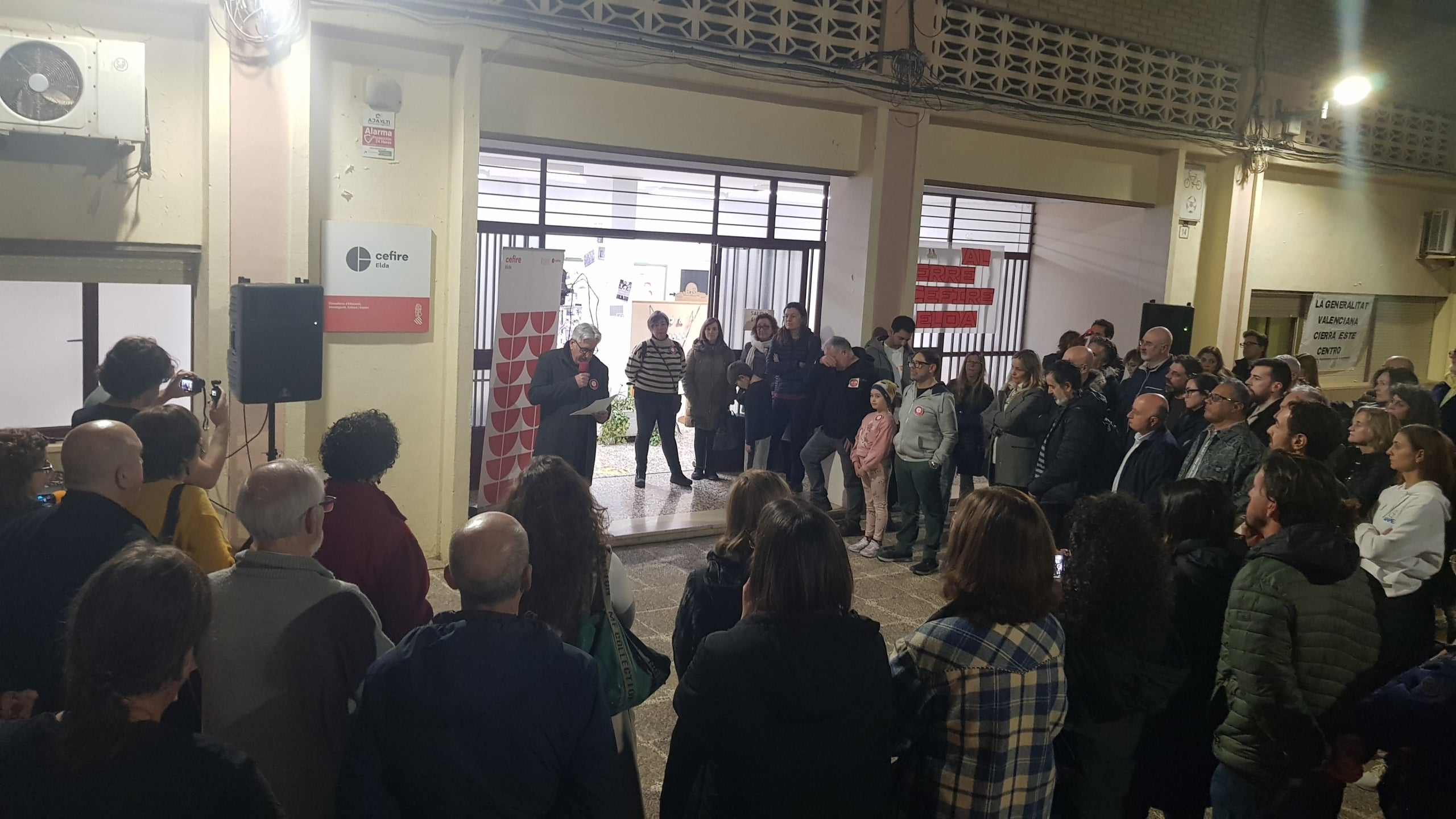 Concentració a Elda (Vinalopó Mitjà) contra el tancament del CEFIRE