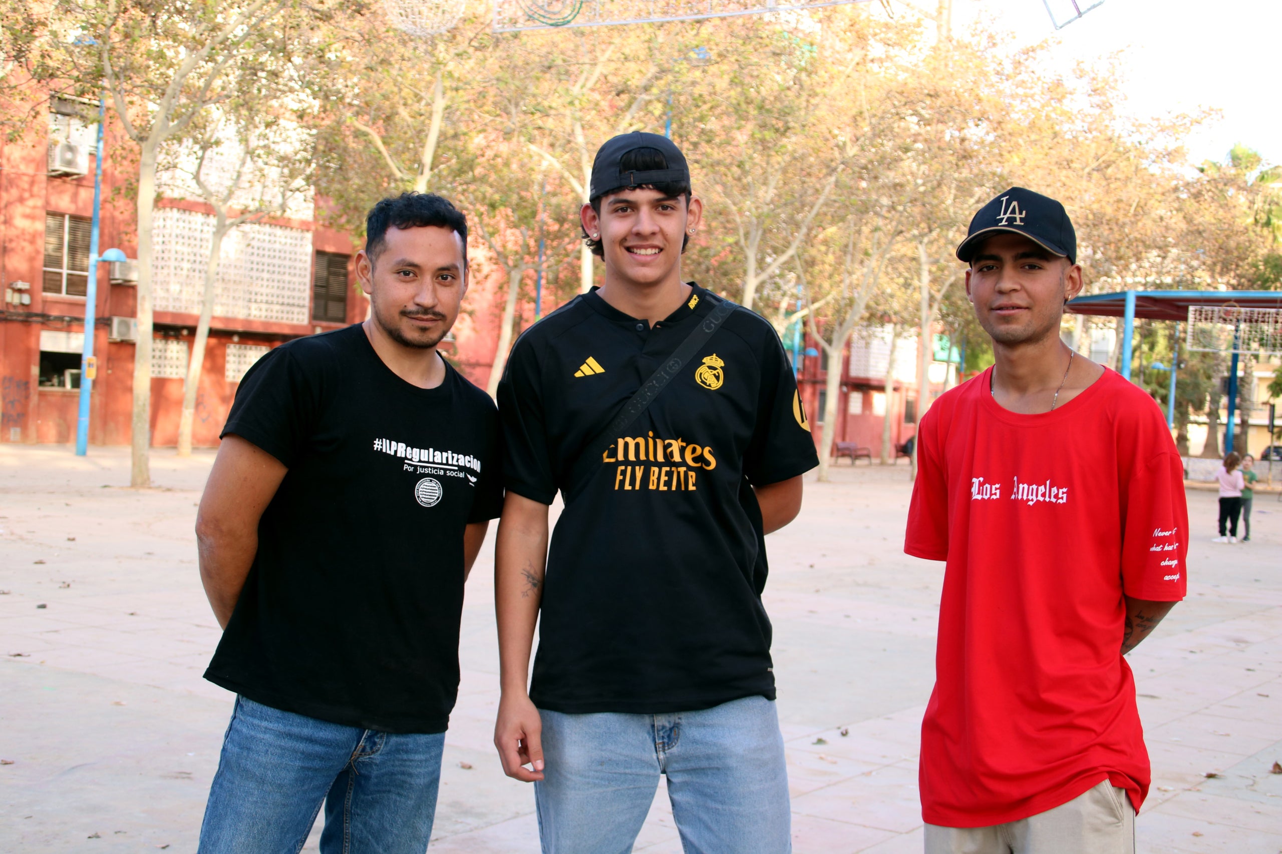 Alejandro Ríos, Steven Alzate i l'educador social Johnny Valle, al barri del Parc Alcosa d'Alfafar |  Nia Escolà | Mar Rovira | ACN