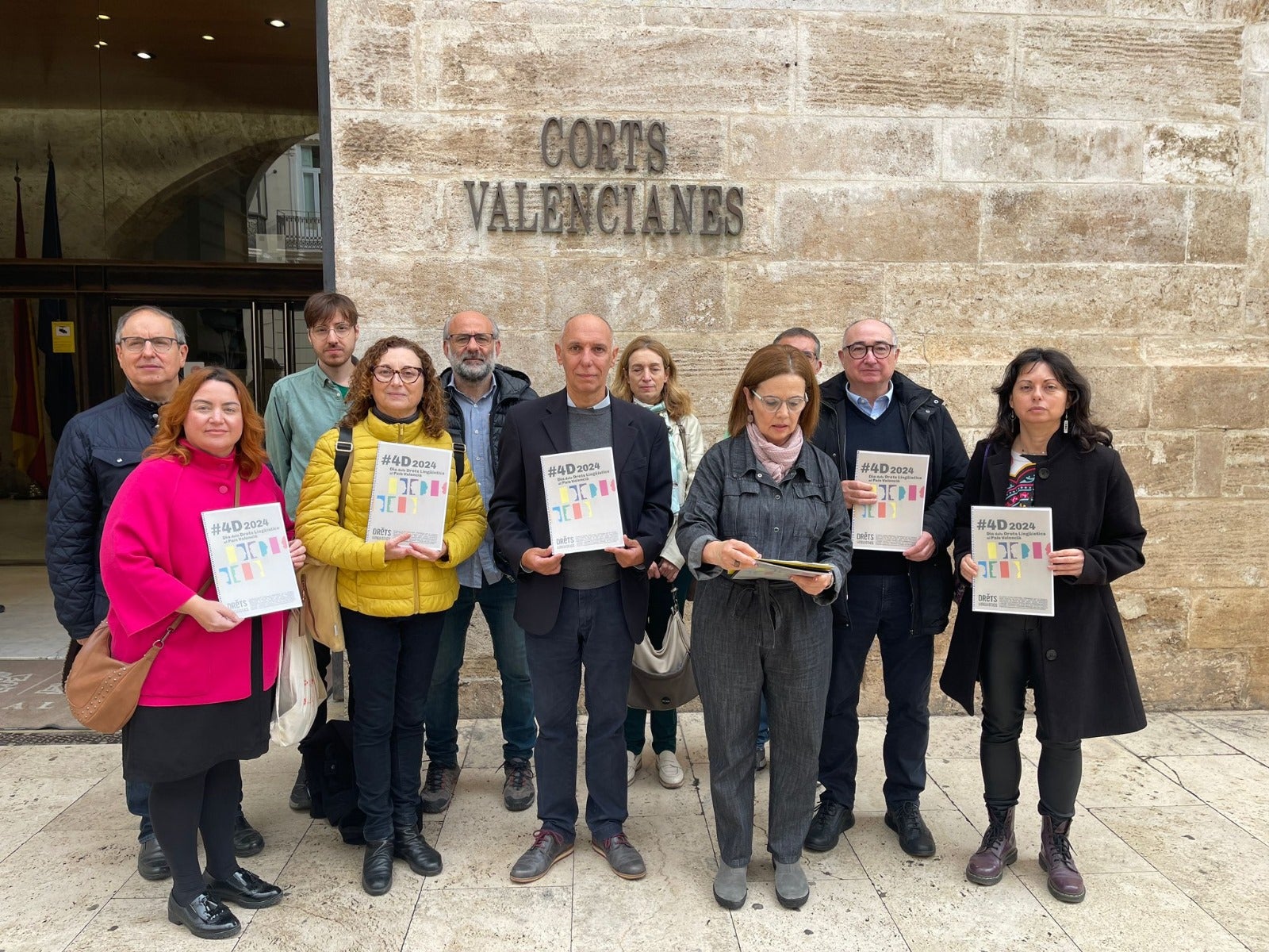 Representants de diverses entitats lliuren l'informe de vulneracions lingüístiques 2024