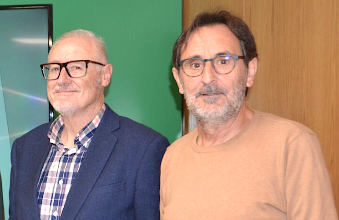 Vicent Brotons i Vicent Luna, autors del llibre «De la Mariola a la Mediterrània. Estellés i Fuster conversen seguint les petjades de la “sargantana d’aigua”»