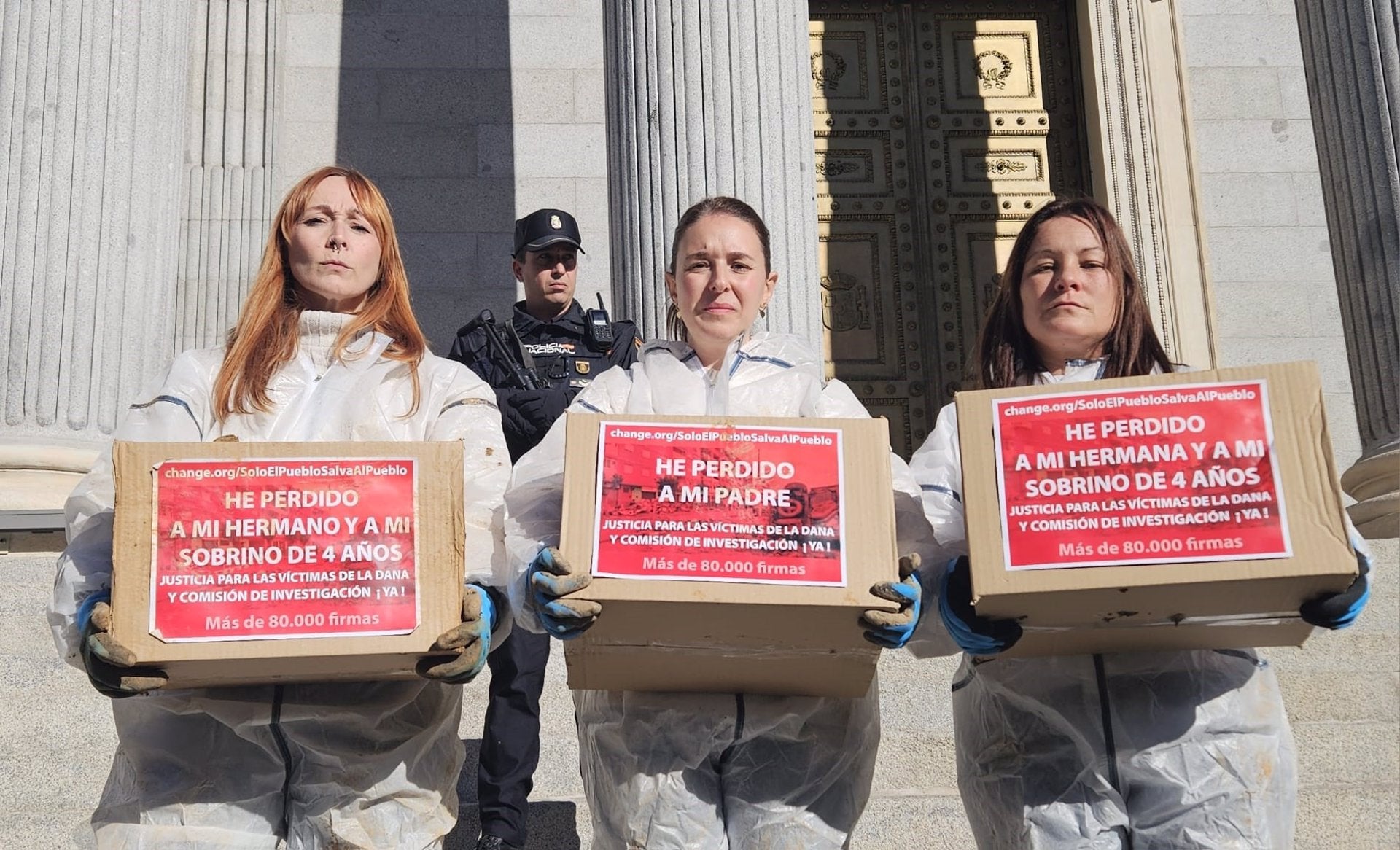 Víctimes de la DANA entreguen 65.000 signatures al Congrés / Europa Press