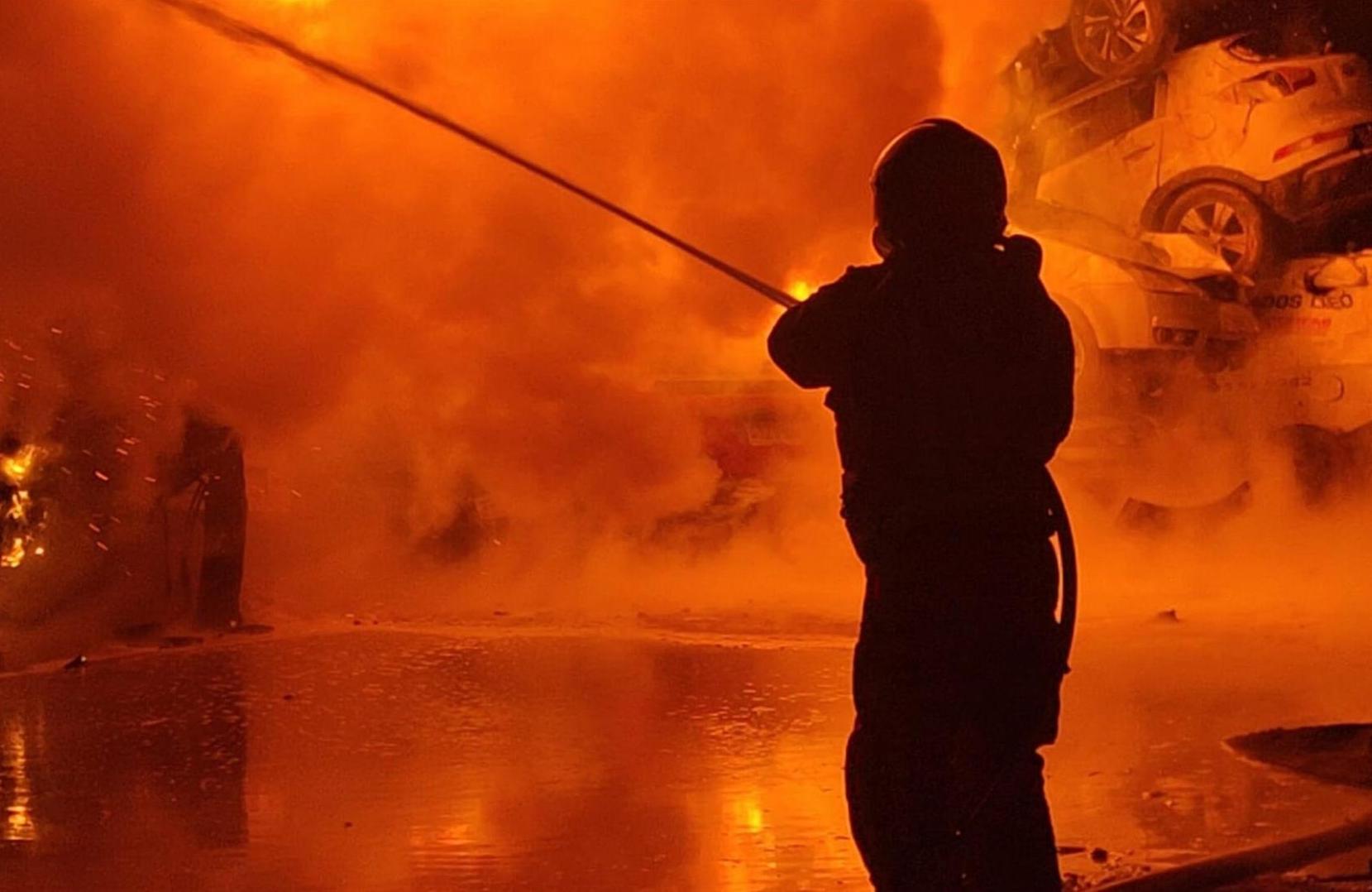 Treballs d'extinció de l'incendi de cotxes sinistrats per la DANA a Catarroja | Consorci de Bombers de València