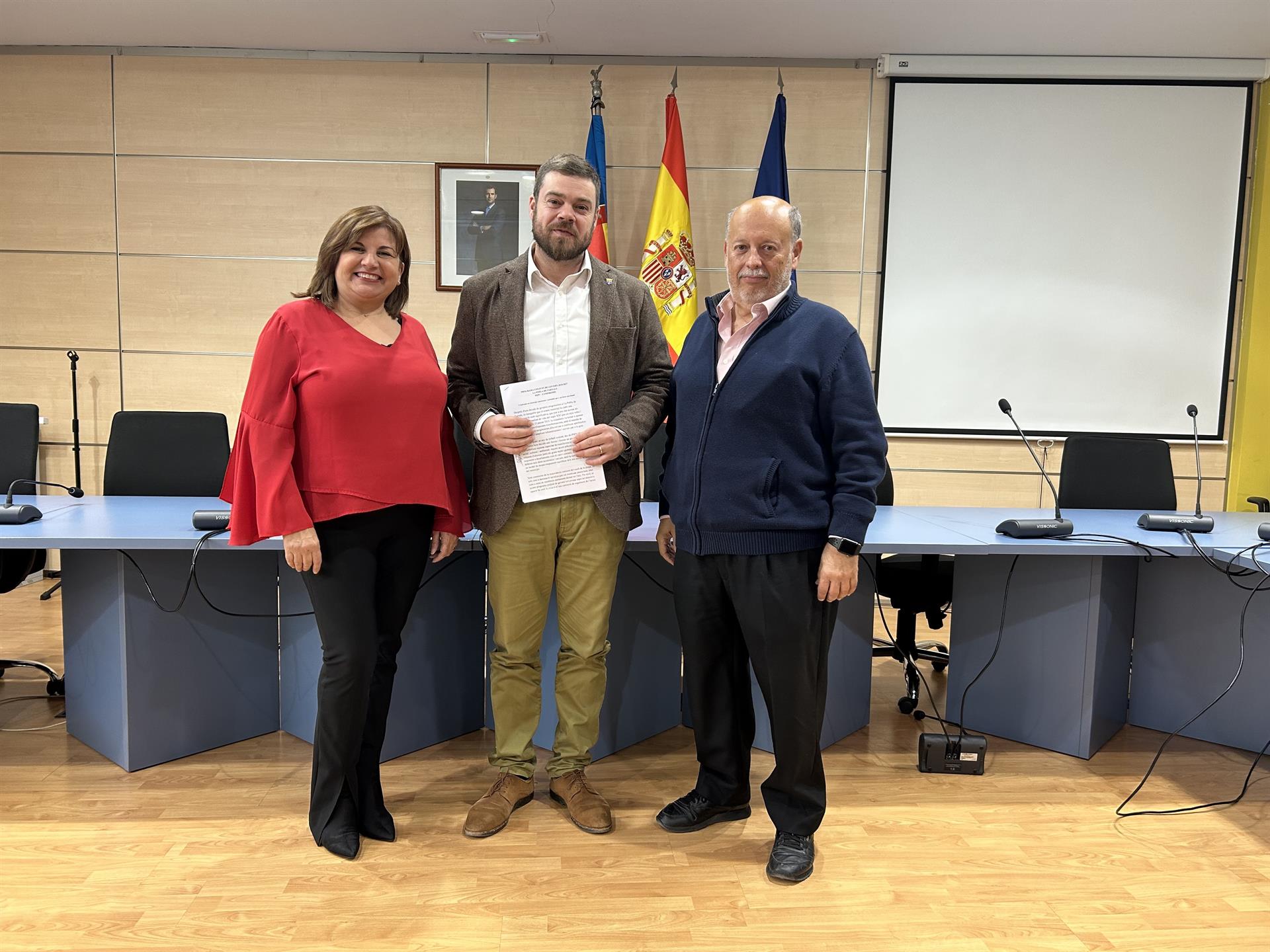 Enric Palanca, alcalde de La Pobla de Farnals (Horta Nord), al centre, signa el pacte amb Compromís / Europa Press