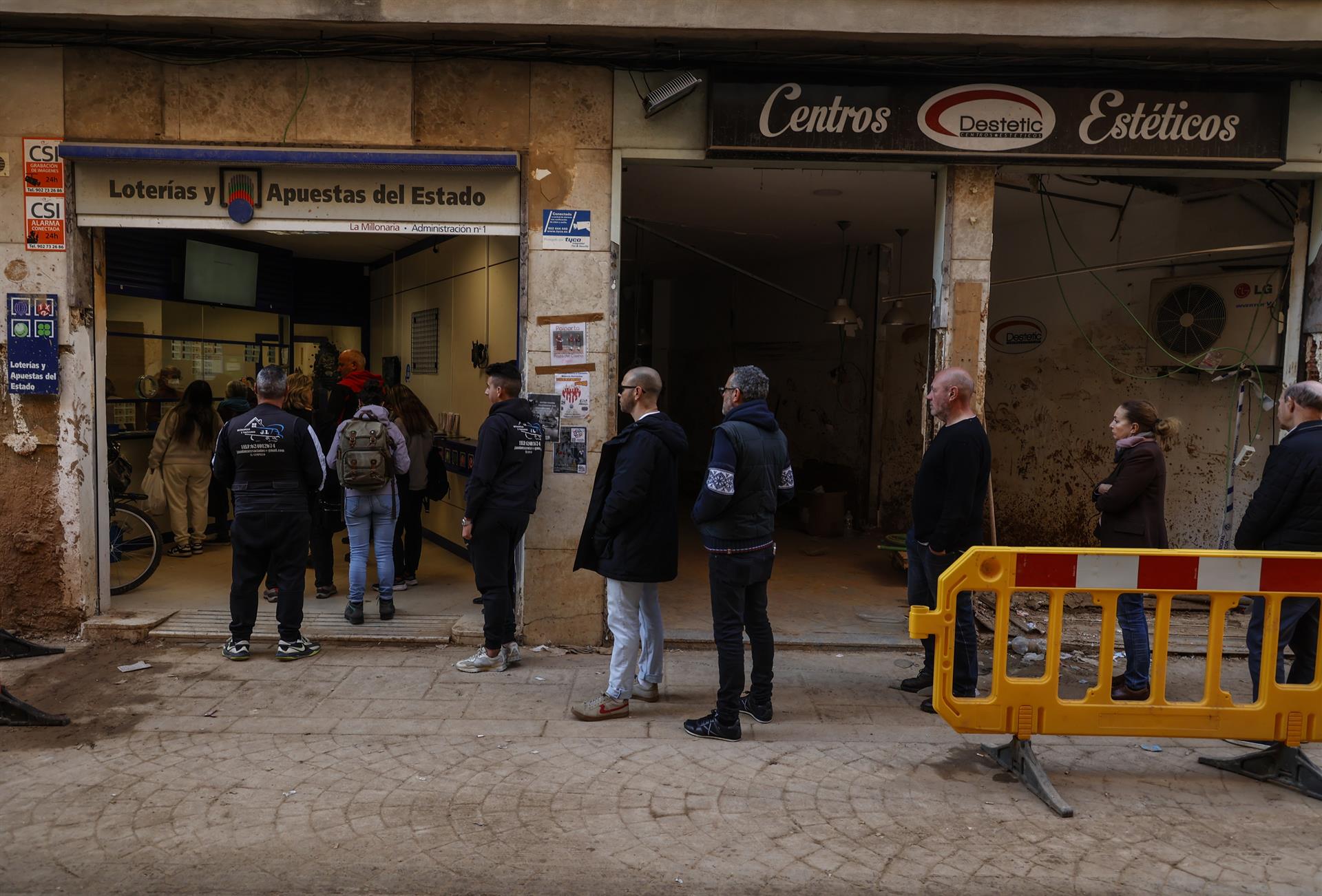 Diverses persones fan cua en una administració de loteria | Rober Solsona | EP