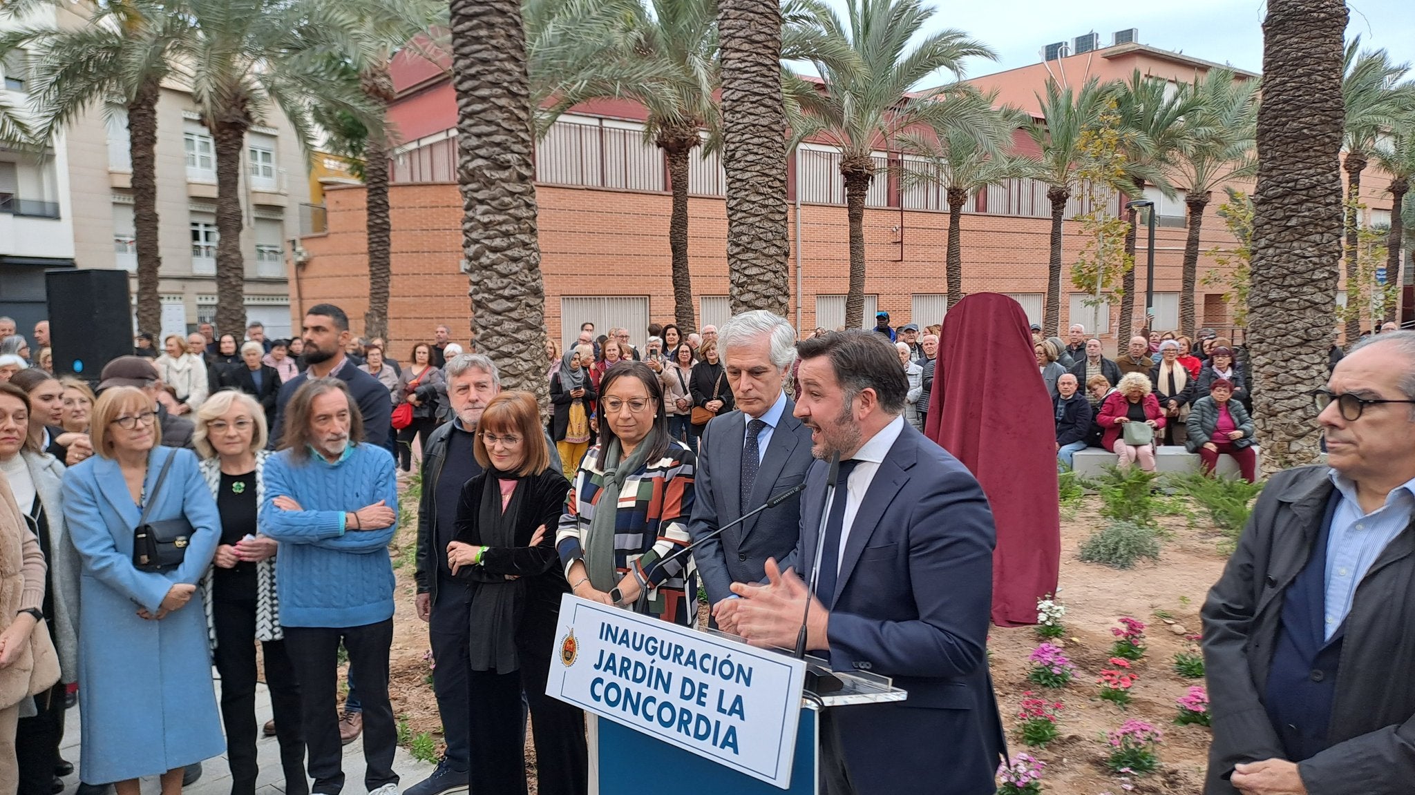 La regidora de Vox, Aurora Rodil; la presidenta de Les Corts, Llanos Massó; l'exdiputat Adolfo Suárez Illana i l'alcalde d'Elx, Pablo Ruz, inauguren el passeig de les Germanies / Corts Valencianes