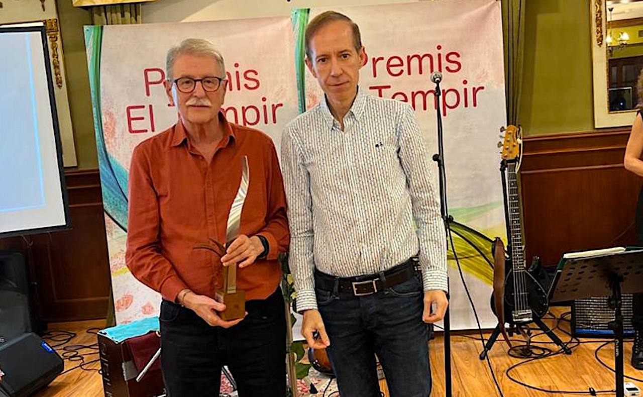 Vicent Torrent recull el premi País 2023, entregat per Josep-Enric Escribano, president d’El Tempir