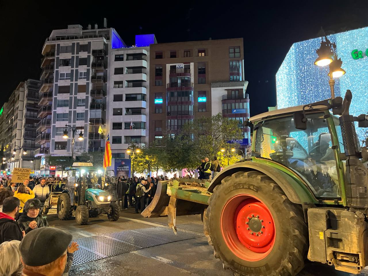 Una columna de tractors han obert la manifestació