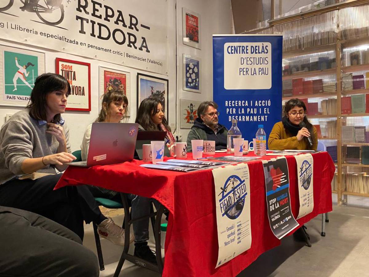 Un moment de la taula redona a la llibreria La Repartidora