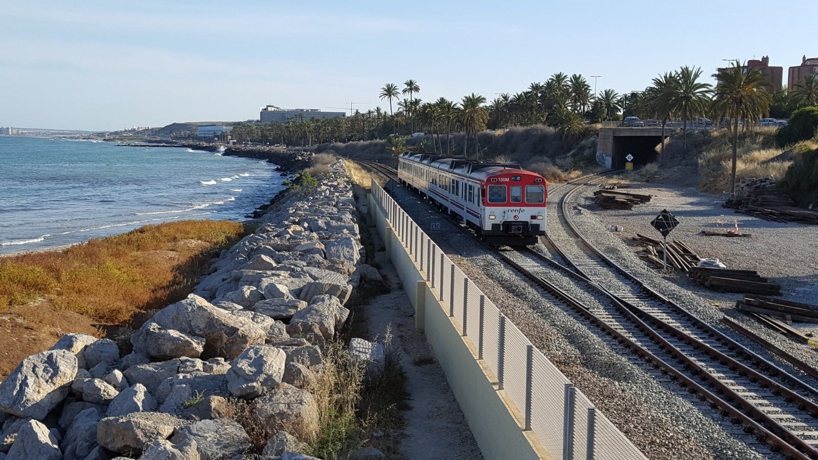 Tren de rodalies al barri de Sant Gabriel, a Alacant