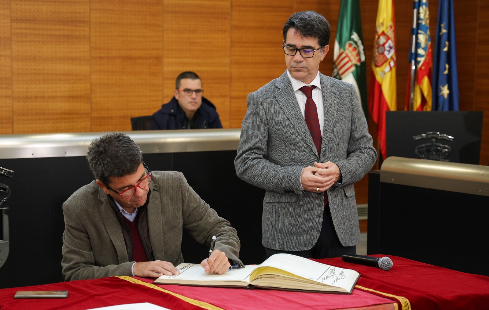 El president valencià, Carlos Mazón, amb l'alcalde de Sant Vicent del Raspeig (l'Alacantí), Pachi Pascual