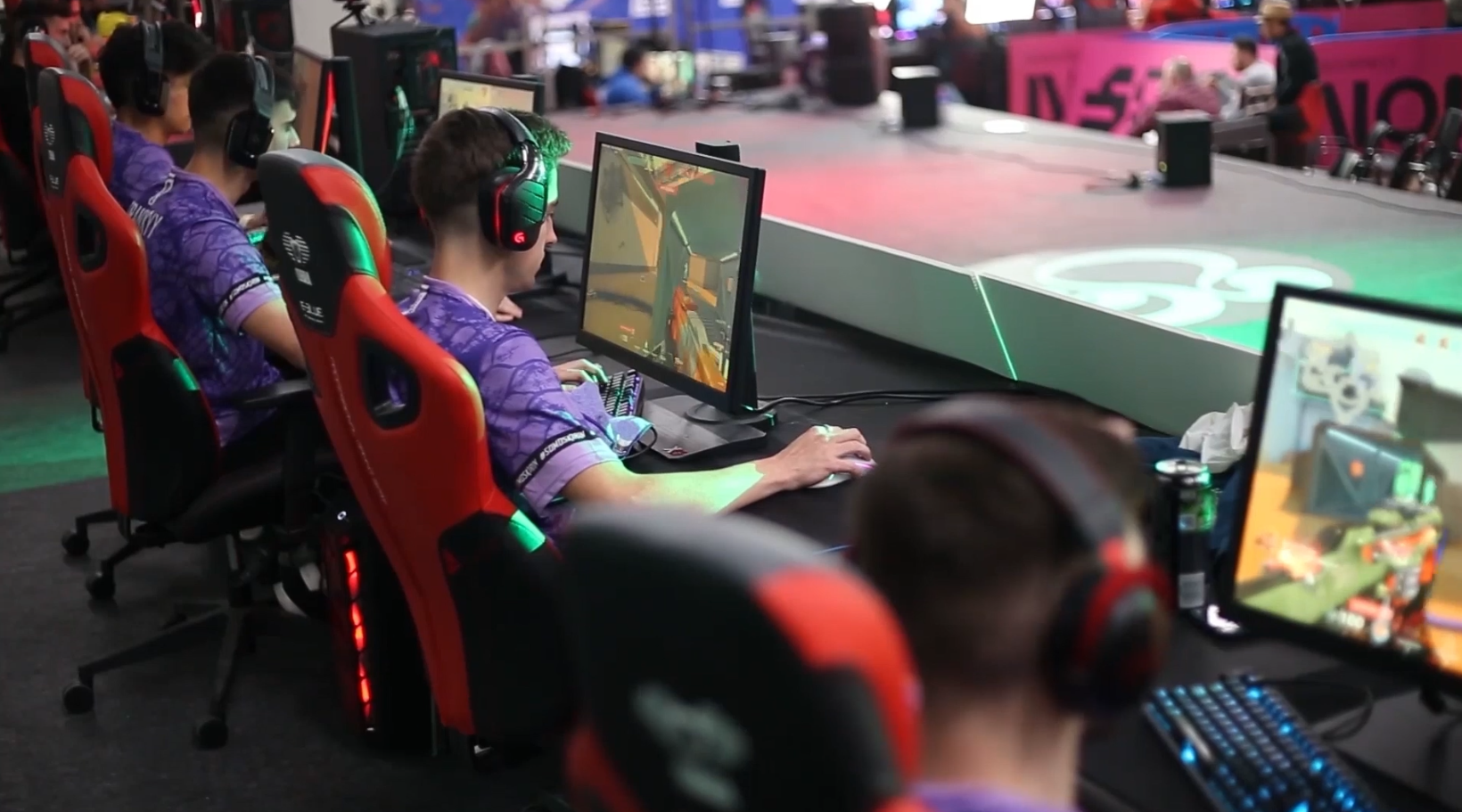 Jugadors de League of Legends jugant partides en una arena especialitzada