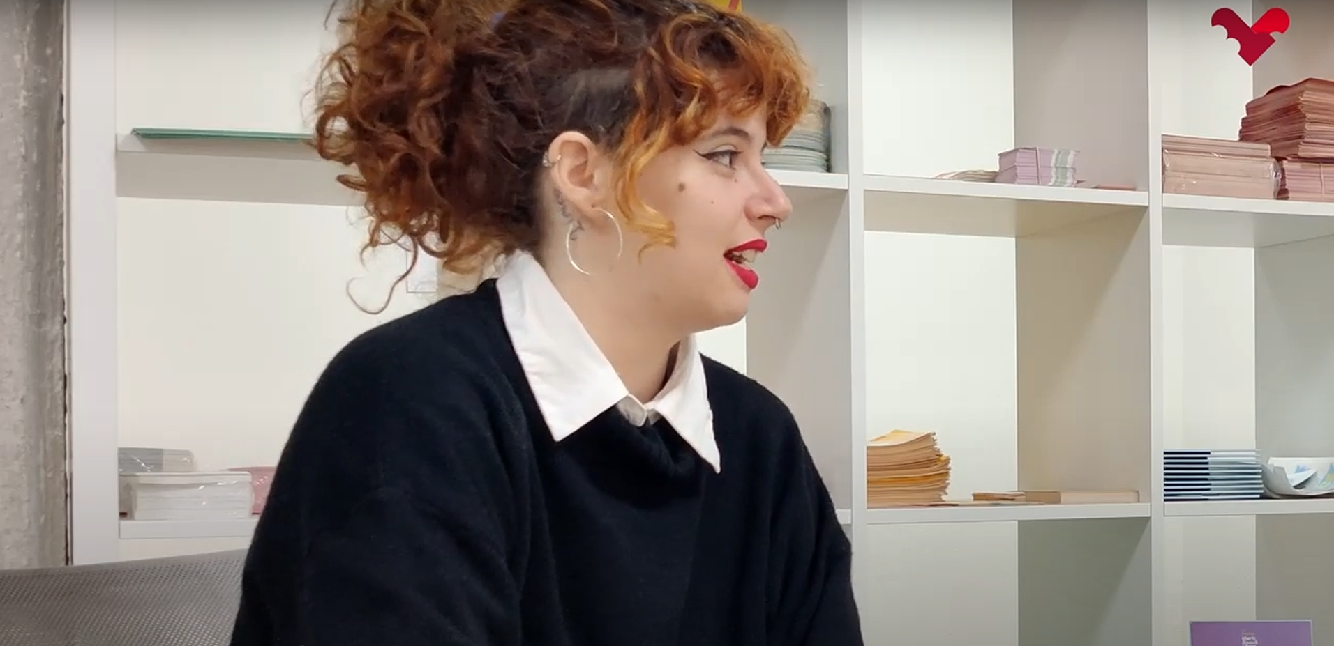 Àngela Navarro durant l'entrevista a la seu de Plataforma per la Llengua al País Valencià.