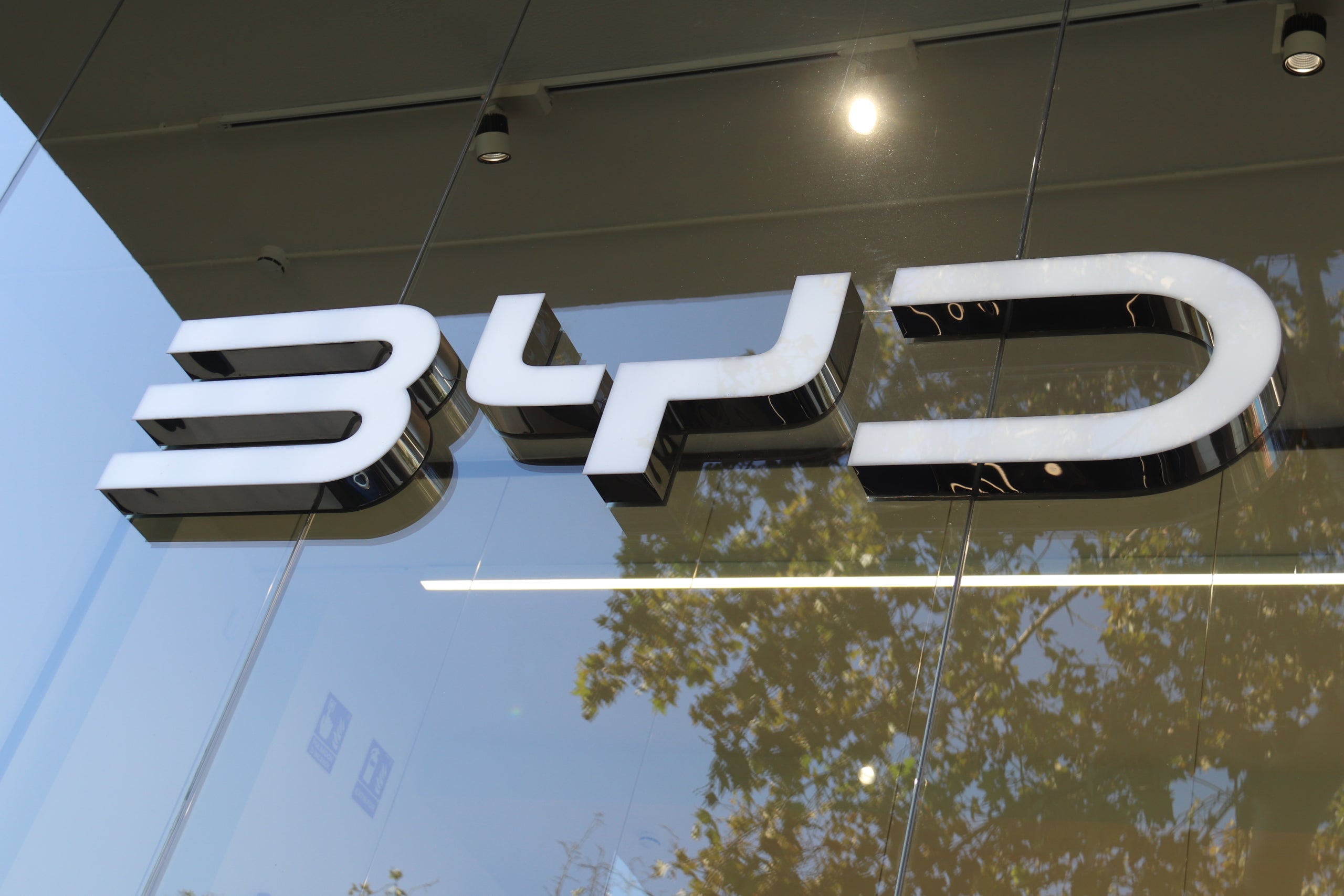 Imatge del logo de BYD en un concessionari de Barcelona | Aina Martí | ACN