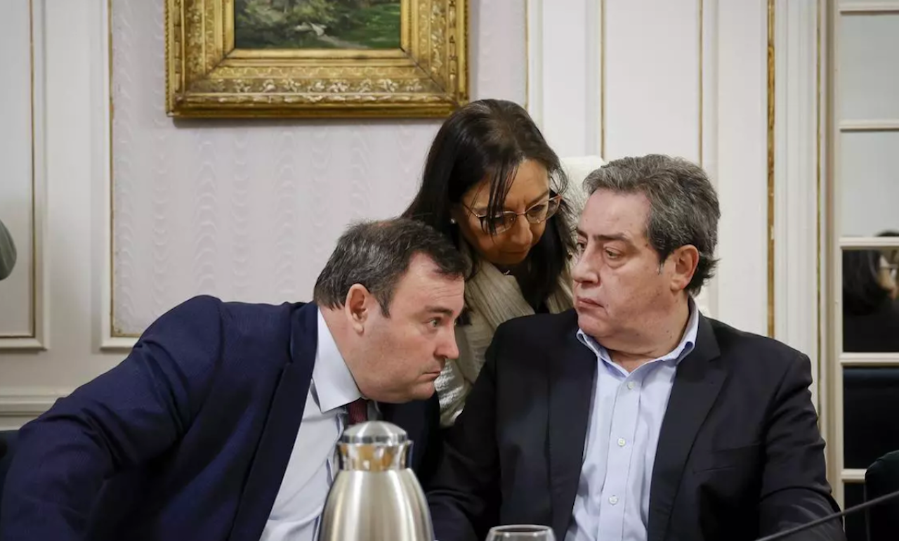 La presidenta de Les Corts, Llanos Massó; el síndic de Vox, José M. Llanos, i el diputat de Vox David Muñoz | EP