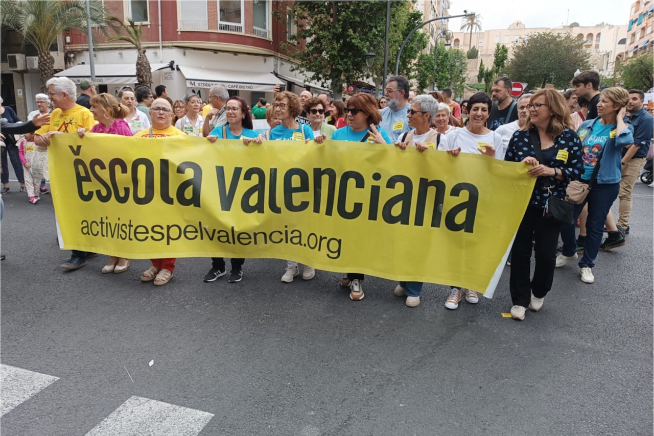 Comitiva d'Escola Valenciana durant la manifestació del 23 de maig del 2024 a Alacant