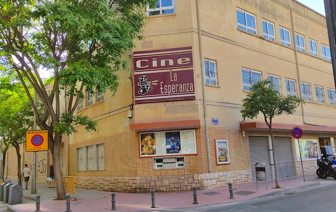 Façana principal i taquilla del cine L'Esperança | Wikimedia Commons