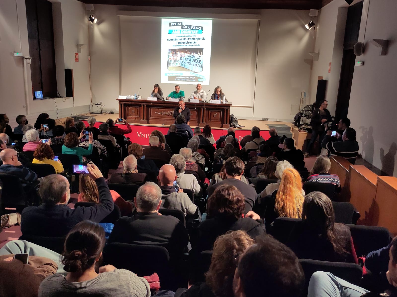 L'Aula Magna de La Nau plena a vessar per escoltar la proposta dels Comités de Reconstrucció