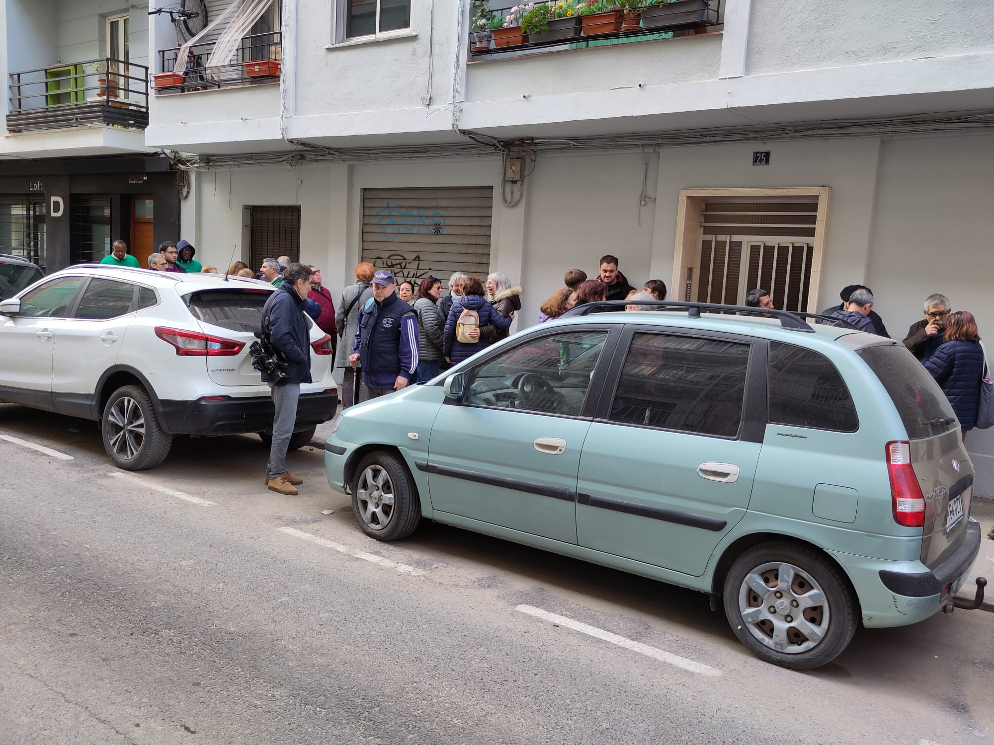 Veïns i activistes aturant un desnonament en porta a Benimaclet