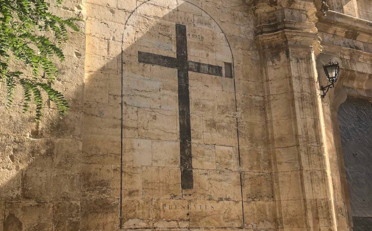 Creu franquista amb la inscripció «Presentes» a l’església de Cinctorres (els Ports)