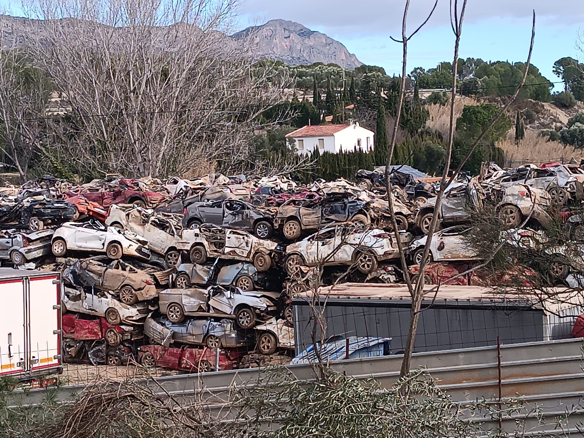 Dipòsit de cotxes devastats per la DANA a Muro (Comtat) / La Carrasca-Ecologistes en Acció