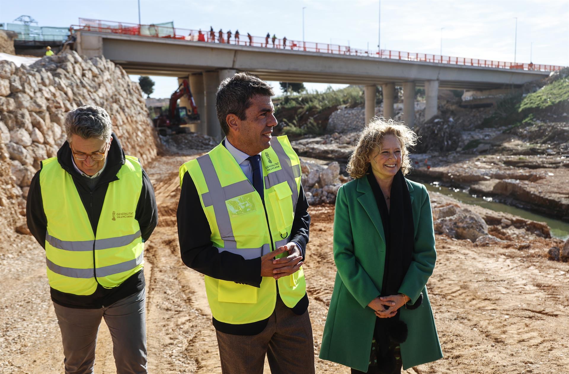 El president valencià, Carlos Mazón, durant la seua visita al barranc del Poio entre Torrent i Picanya (Horta Sud) / Europa Press