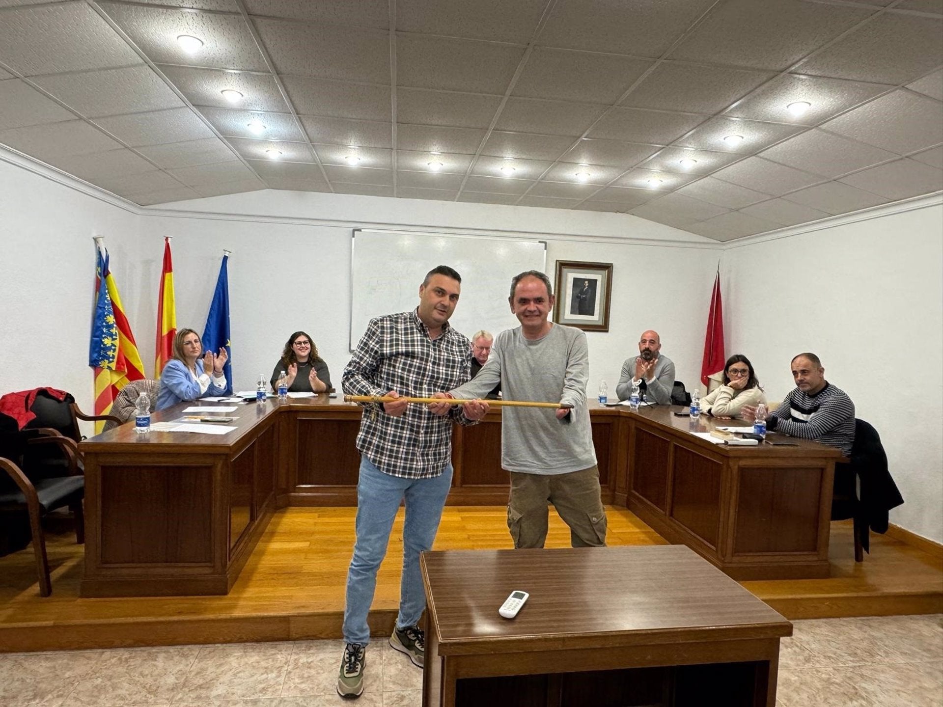 Vicent Torregrosa, nou alcalde de Barxeta, rep la vara de comandament del seu antecessor, Vicent Mahiques / Europa Press