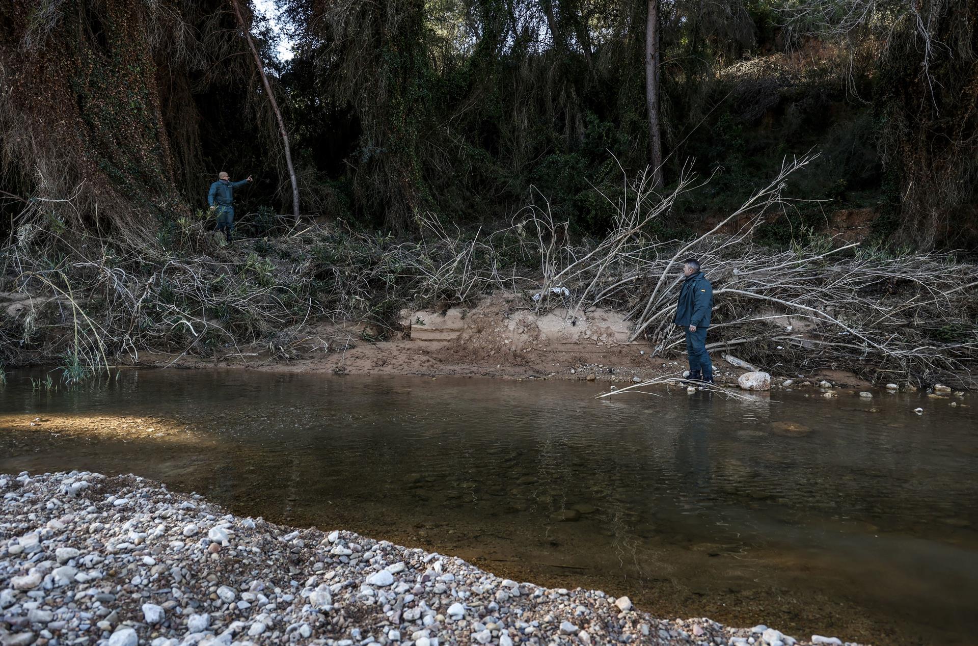 Dos agents del Seprona rastregen una zona de Pedralba | Rober Solsona | EP