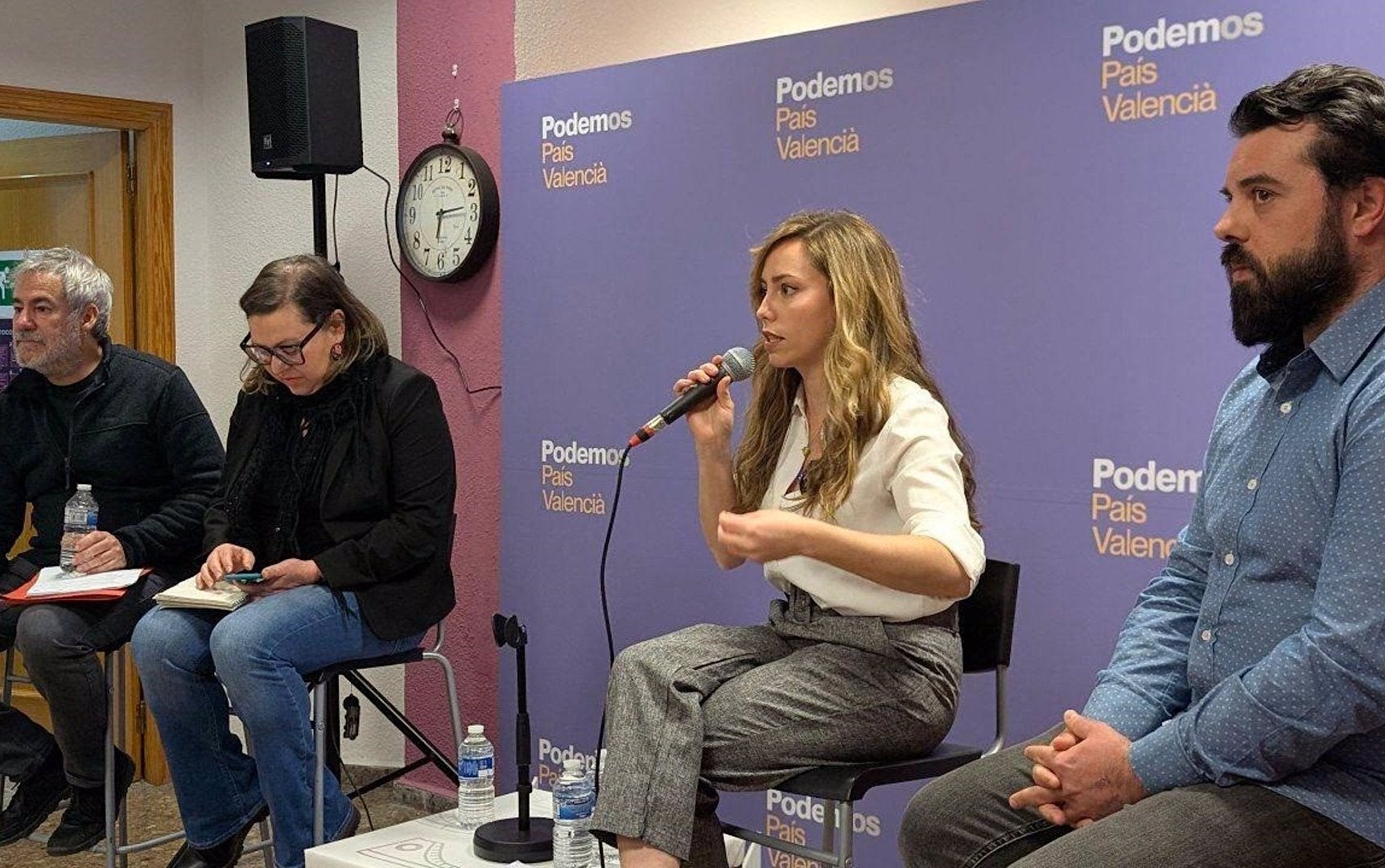 La Coordinadora General de Podem, María Teresa Pérez, en un acte amb afectats de la dana, amb Rocío Val i Jaime Moreno, representants de l'equip legal estatal de Podem | EP