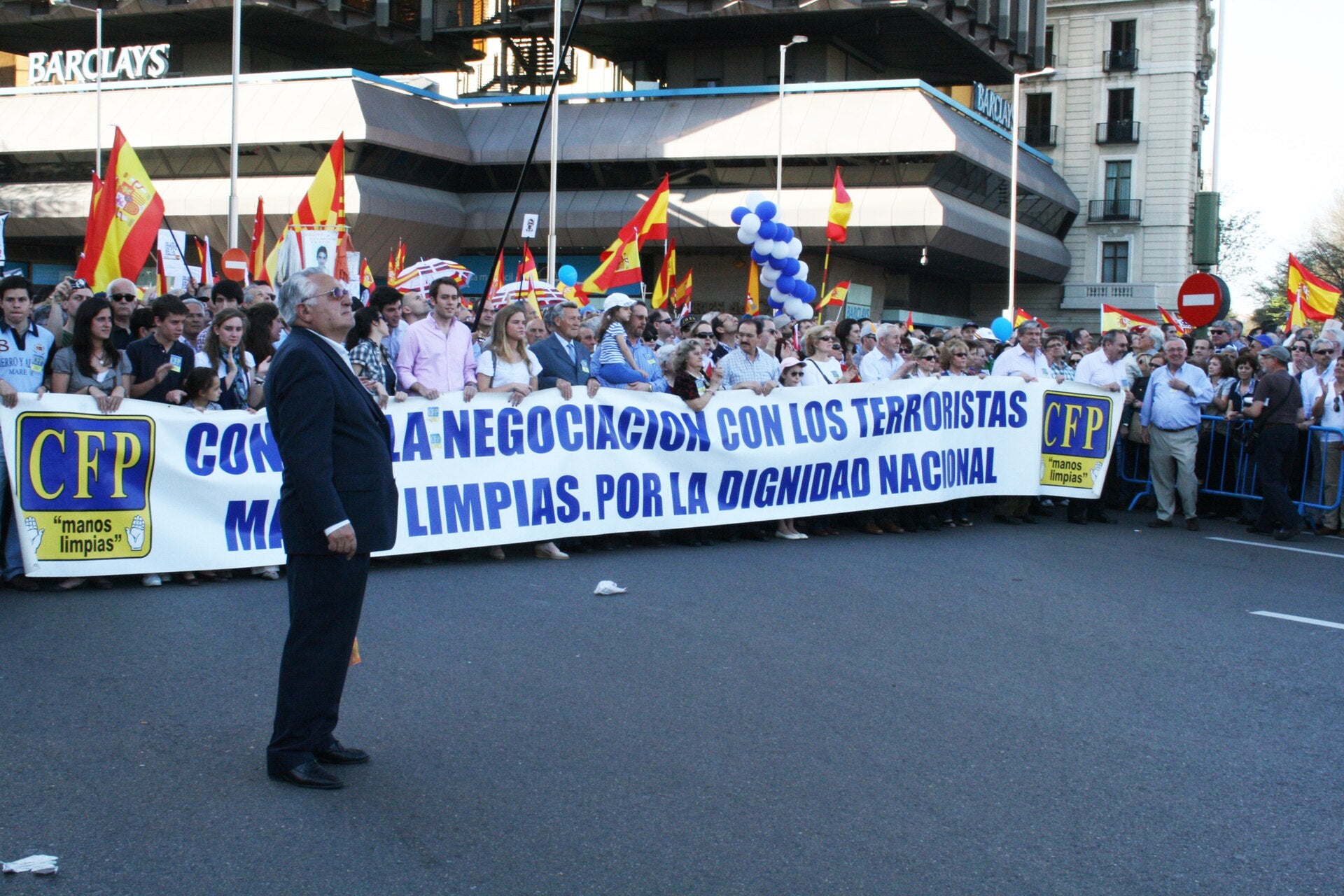 Pancarta de Manos Limpias en una manifestació
