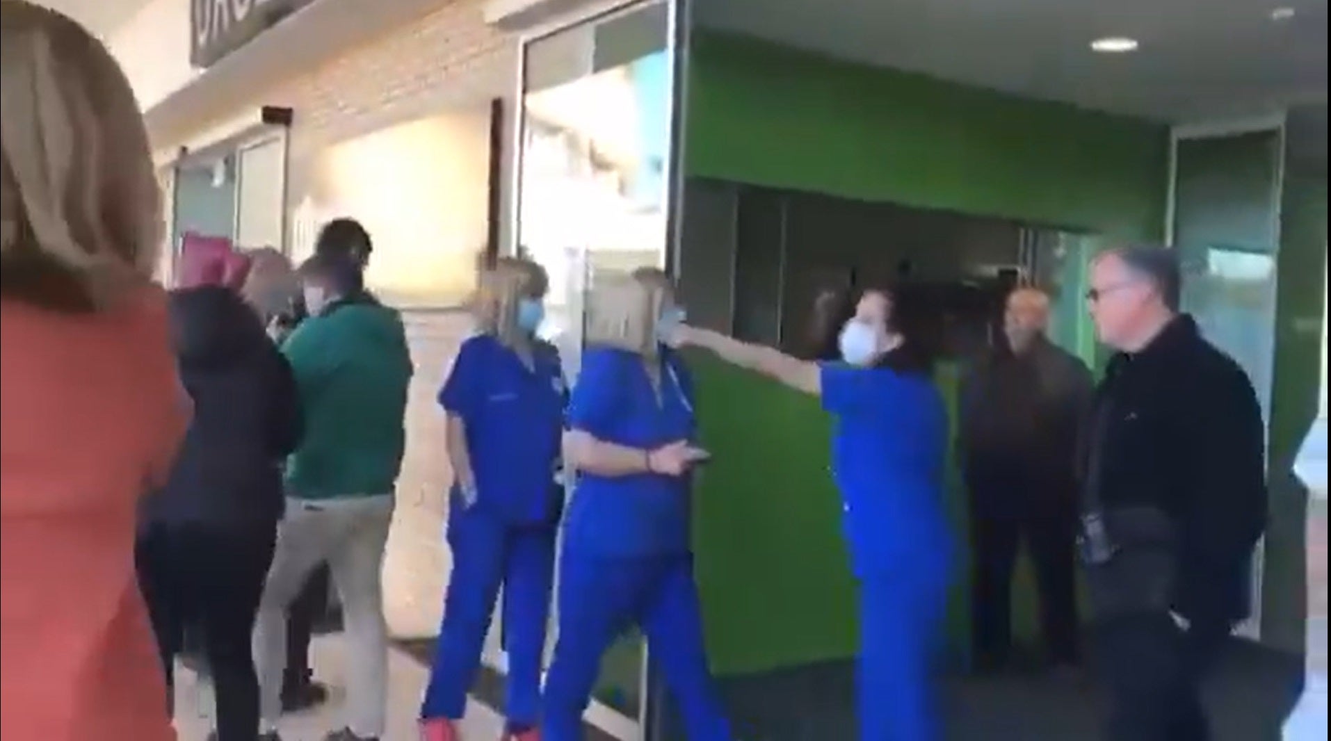 Una treballadora de l'Hospital General de Castelló de la Plana escridassa el president Mazón