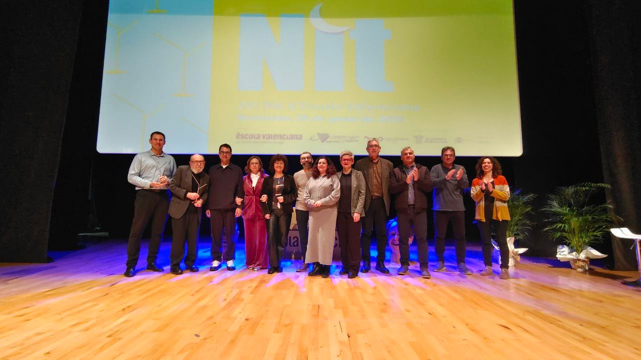Foto de família de tots els guardonats a la XXI Nit d'Escola Valenciana