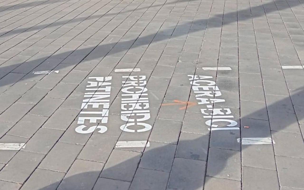 Carril bici retolat exclusivament en castellà a Alacant