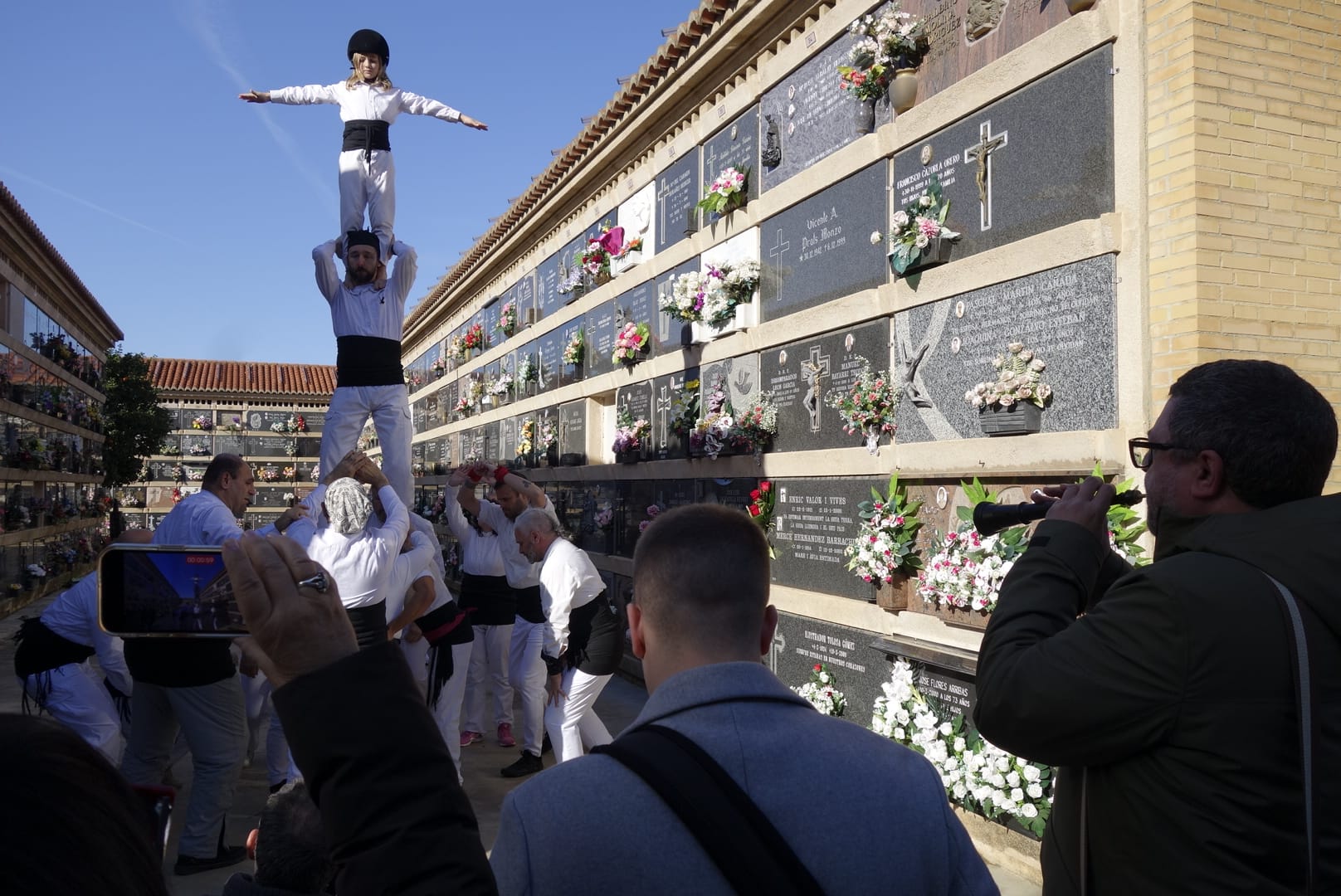 Muixeranga al cementeri de València, davant el nínxol en què descansa Enric Valor