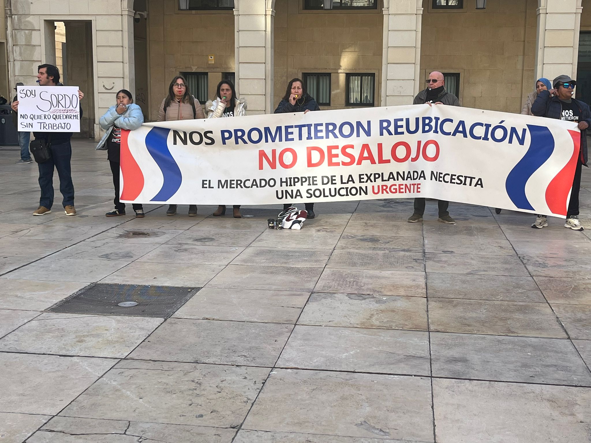 Manifestació dels «hippies» davant l'Ajuntament d'Alacant