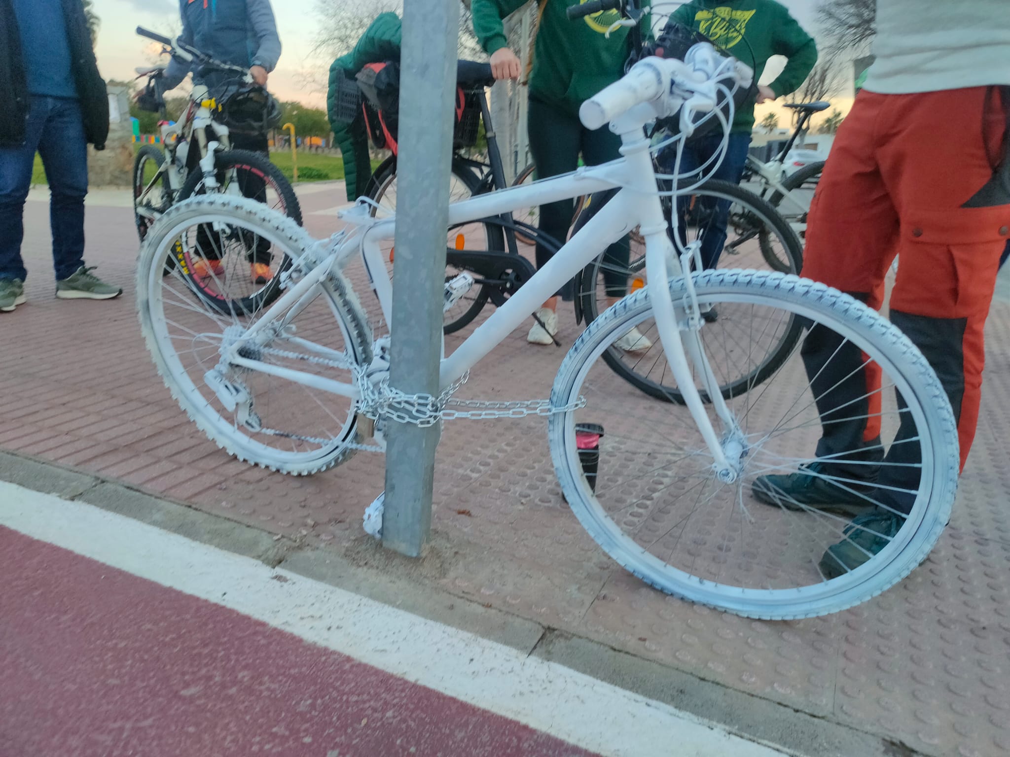La bicicleta blanca o 'ghost bike' encadenada ahir a Castelló de la Plana