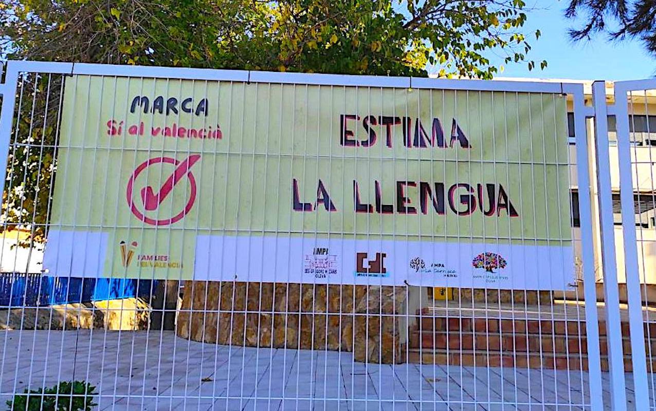 Pancarta retirada per Educació d'un centre educatiu d'Oliva