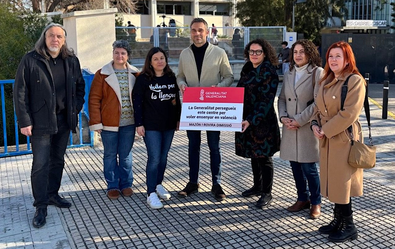 Gerard Fullana, Alícia Izquierdo i altres representants de Compromís davant d'un centre educatiu d'Oliva