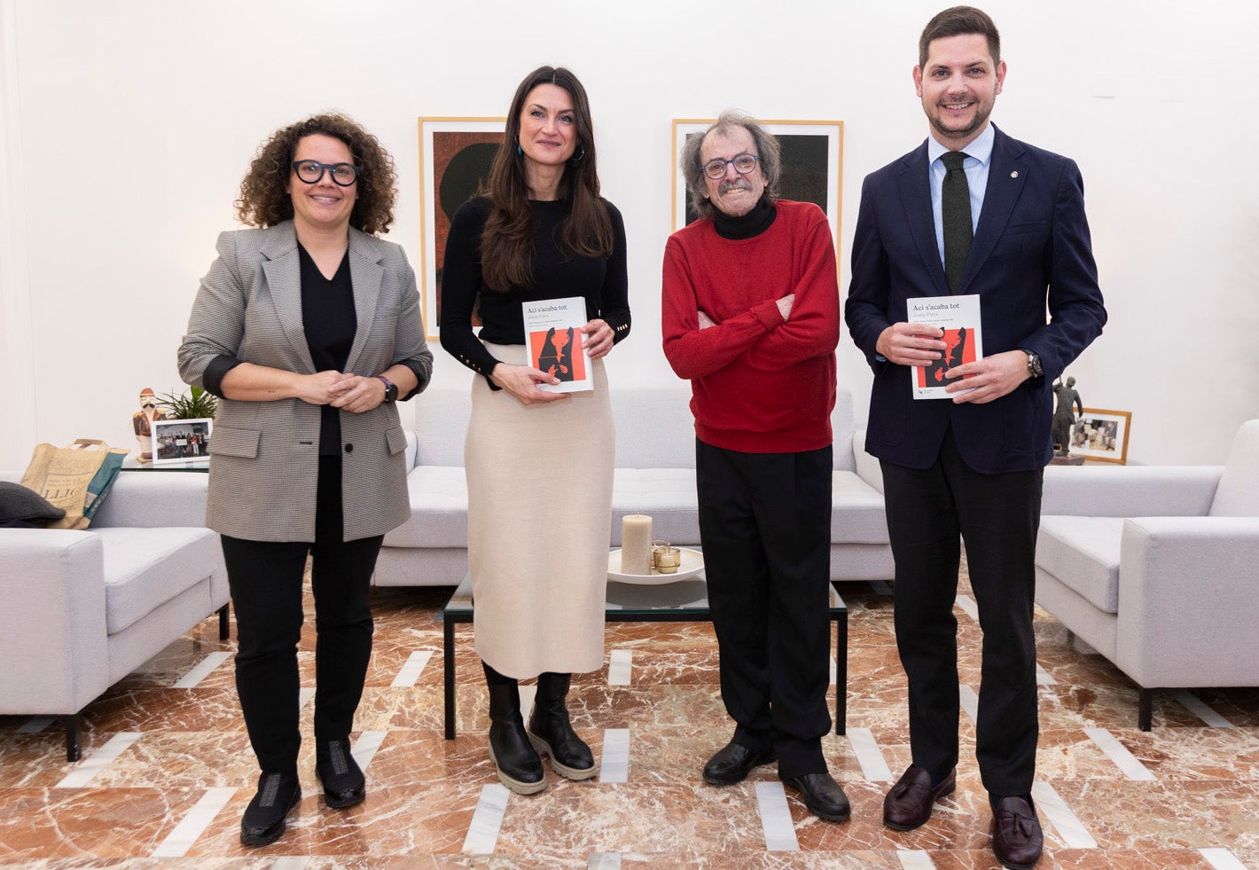 Josep Piera amb l'alcalde de Gandia, José Manuel Prieto; la primera tinenta d'Alcaldia, Alícia Izquierdo, i de la regidora de Cultura, Balbina Sendra | Àlex Oltra