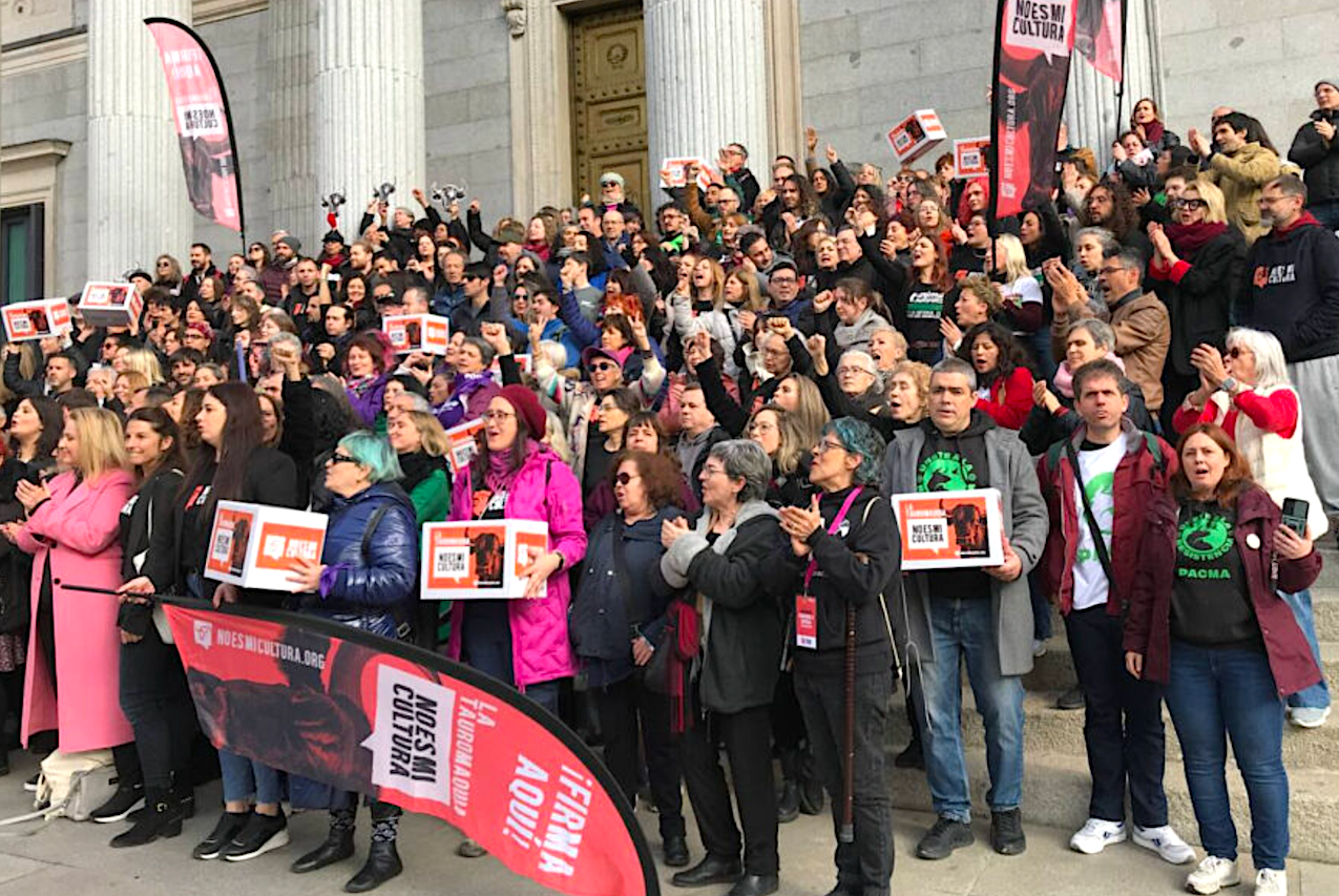Els representants de la ILP «No és la meua cultura» presenten més de 715.00o adhesions al Congrés | PACMA