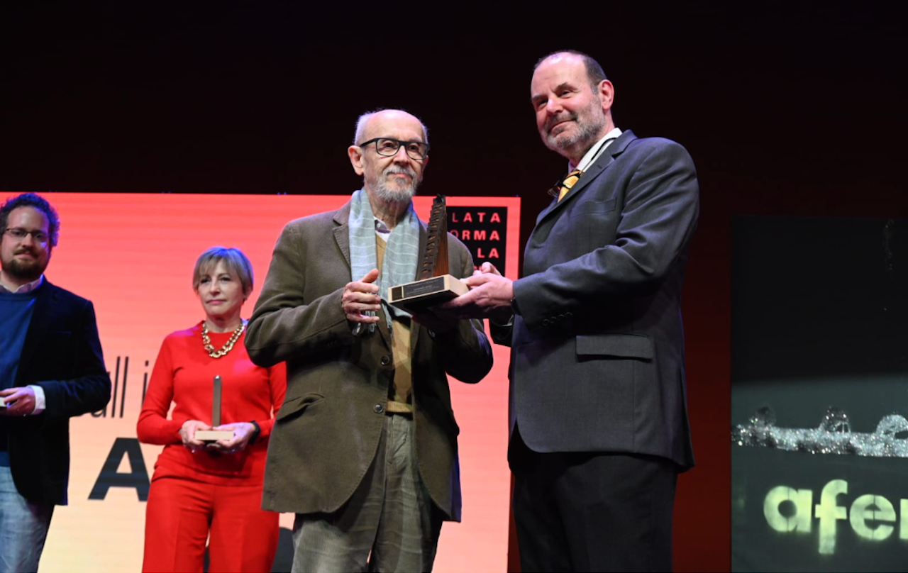El director i fundador de l'editorial Afers, Vicent Olmos, rep el premi Martí Gasull 2025
