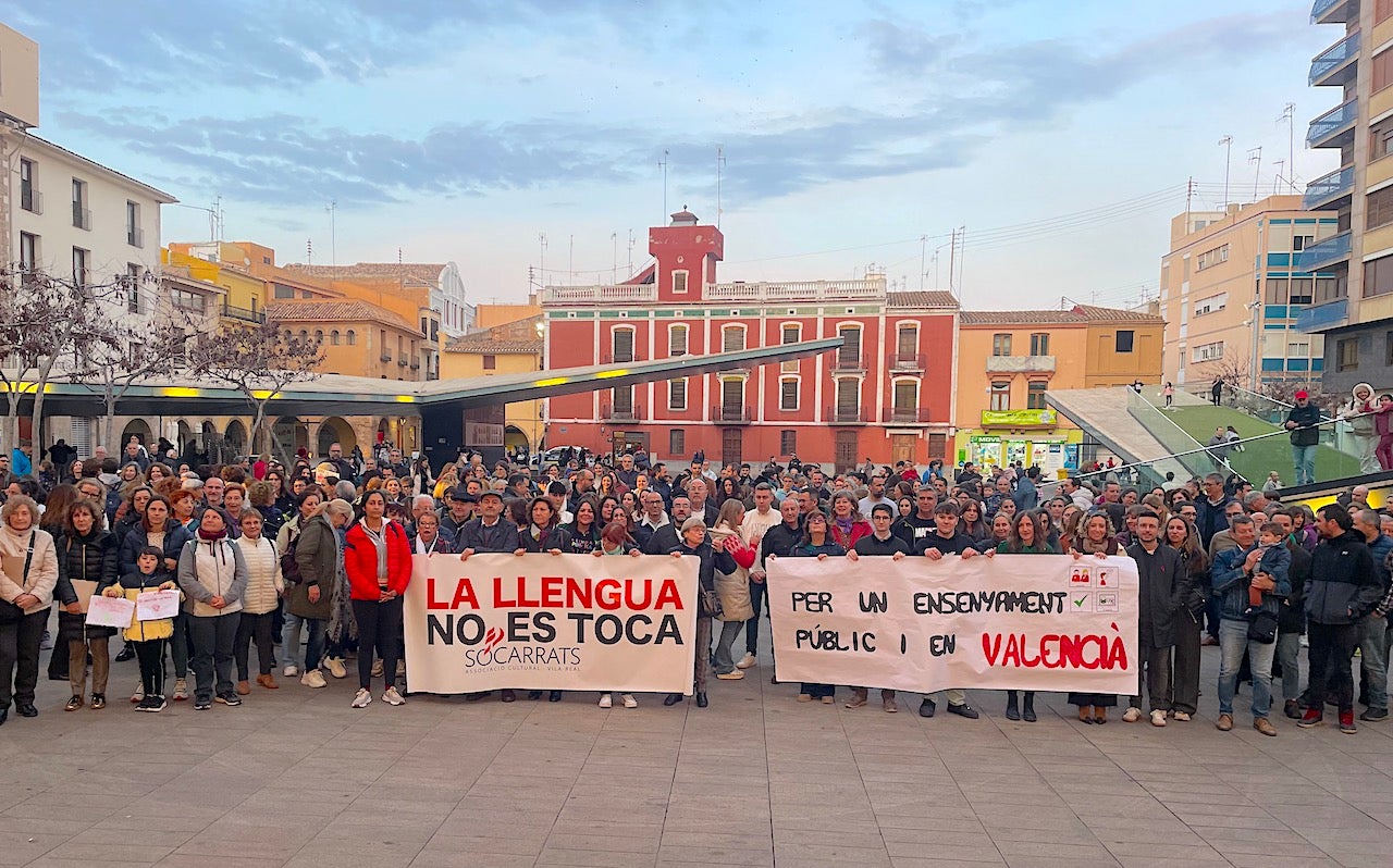 Una concentració a Vila-real demana la suspensió de la consulta de la llengua base