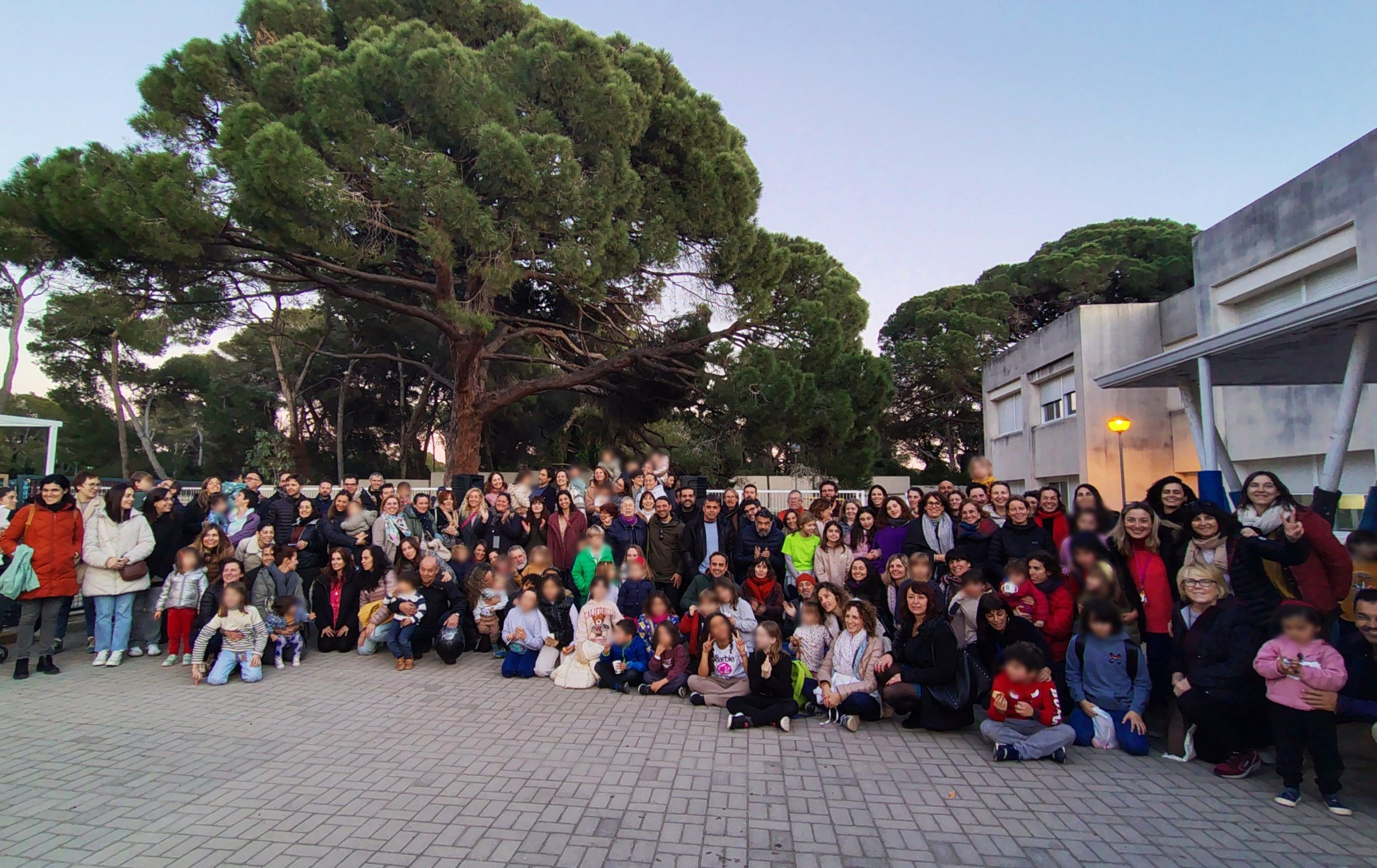 Families de l'escola del Saler sota el «piverot», emblema de l'escola