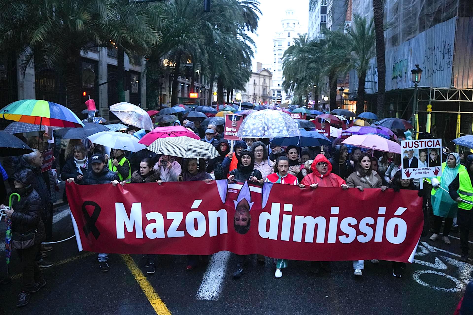 La quarta manifestació a València per a demanar la dimissió del president de la Generalitat, Carlos Mazón, ix de la plaça de l'Ajuntament | Jorge Gil | EP