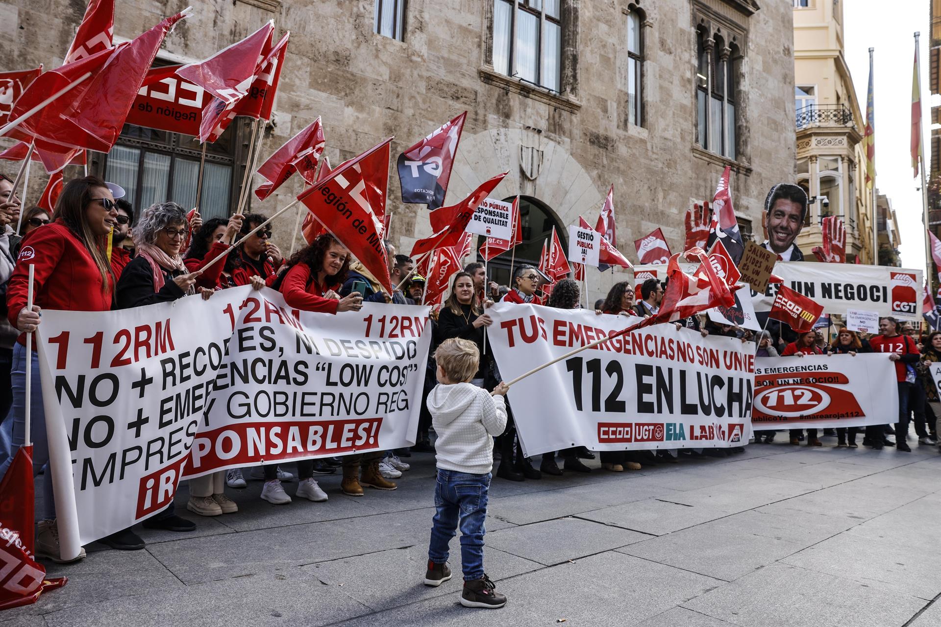 Protesta del personal del 112 davant del Palau de la Generalitat | Rober Solsona | EP