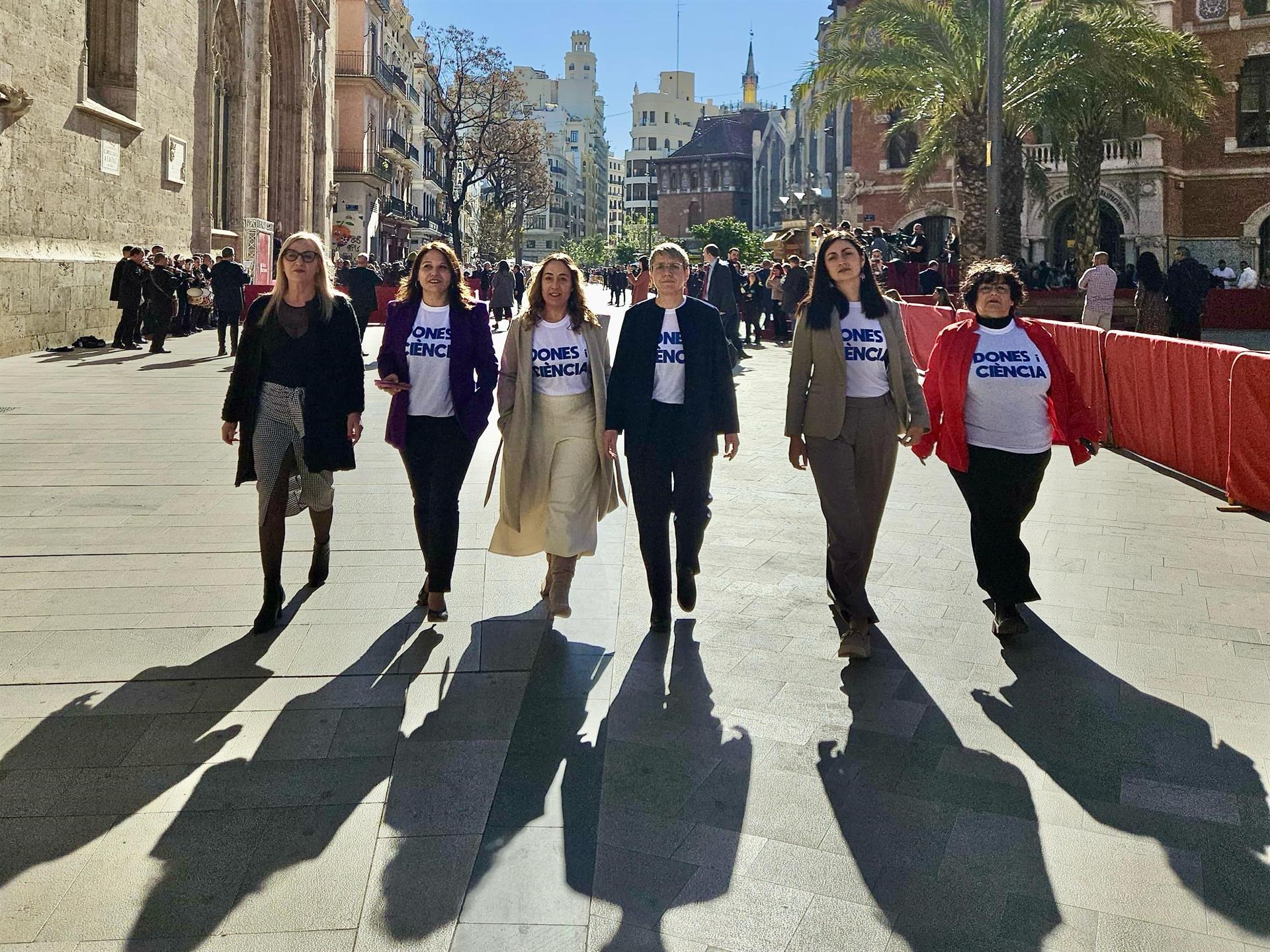 Representants de Compromís protesten contra l'absència de dones entre els guardonats amb els Premis Jaume I / Europa Press