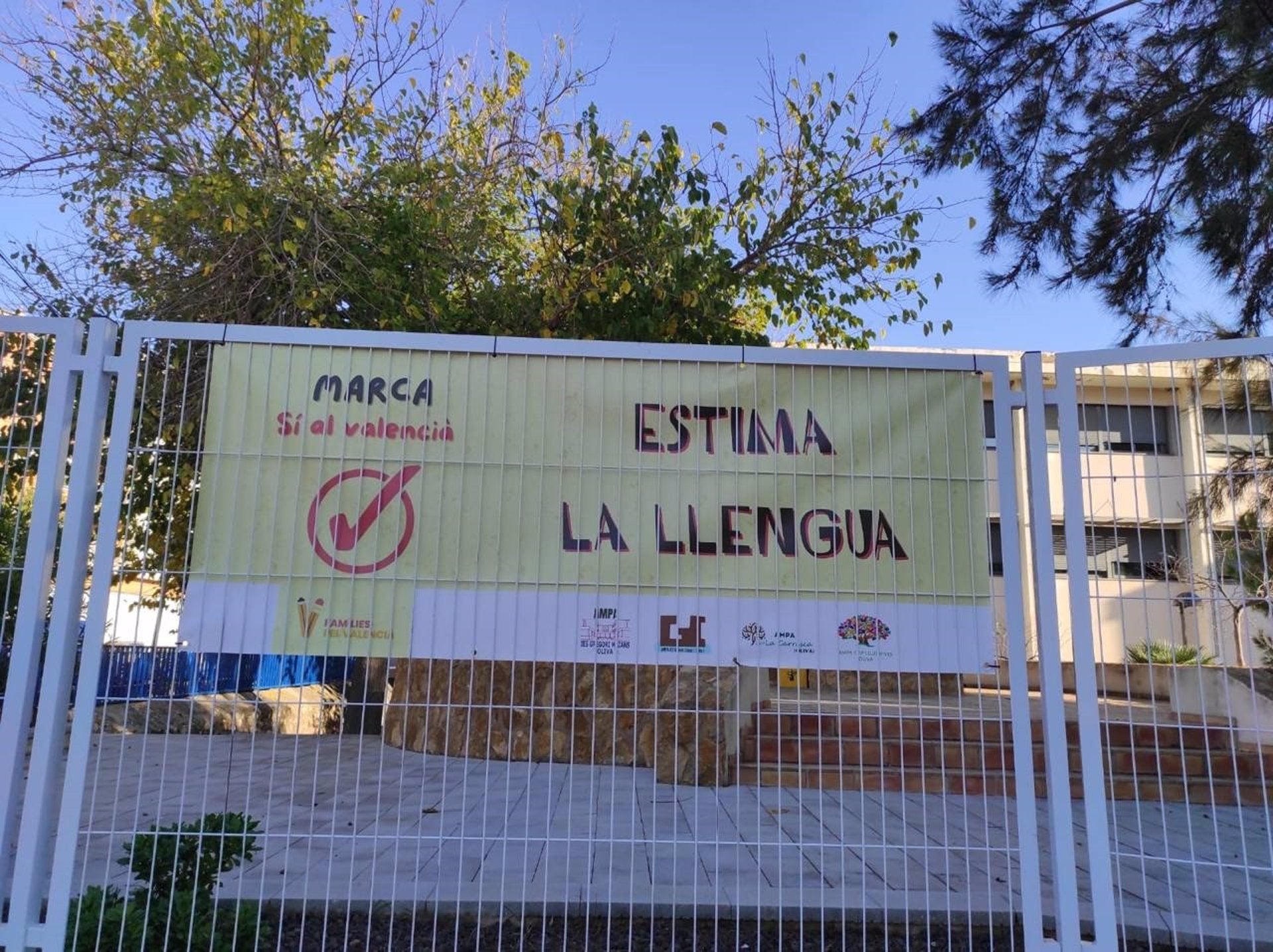 Cartell a favor del valencià en un col·legi d'Oliva (Safor) | Europa Press