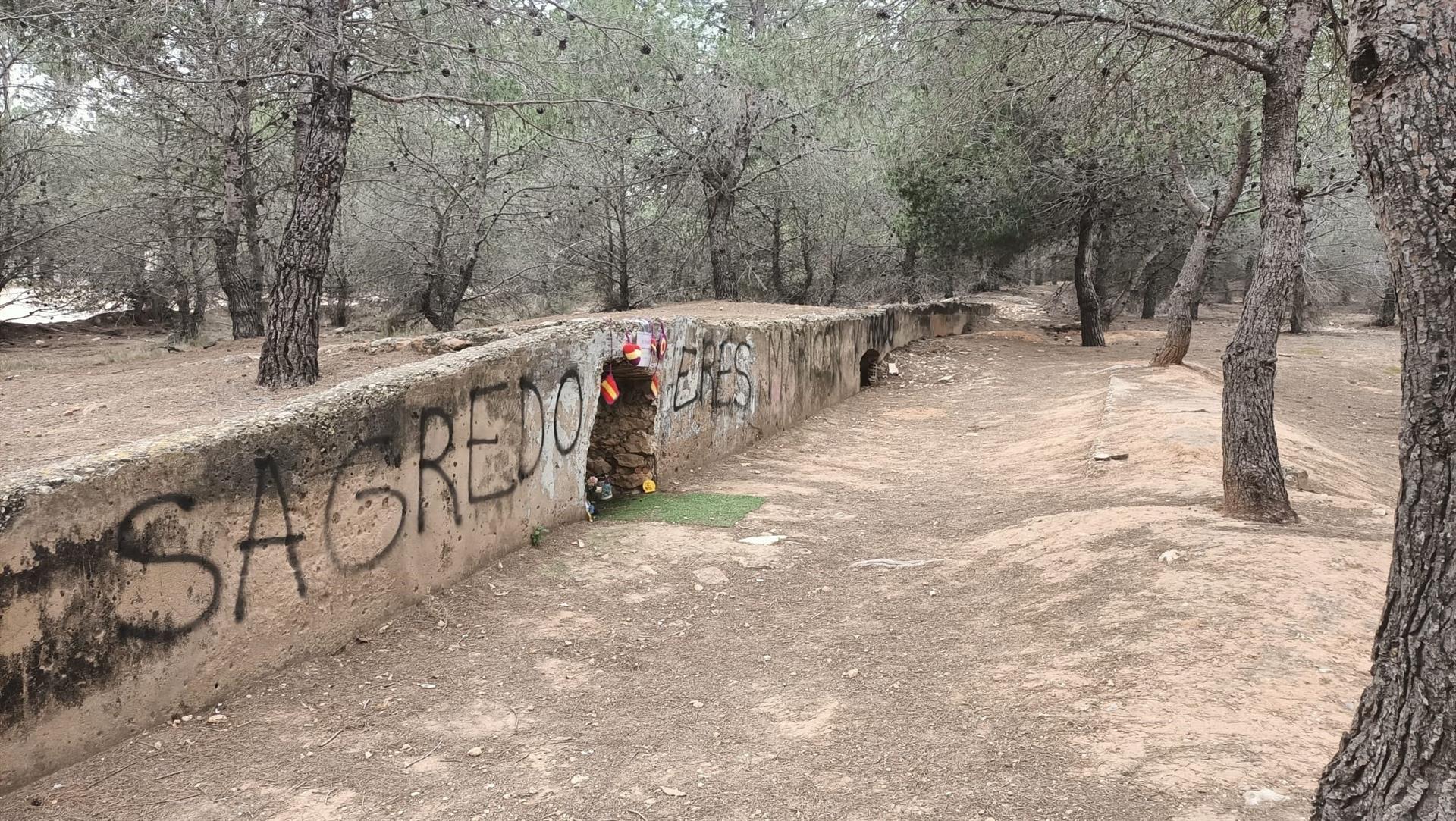 Pintada homòfoba a Paterna (Horta Nord) contra l'alcalde al paredó del cementeri