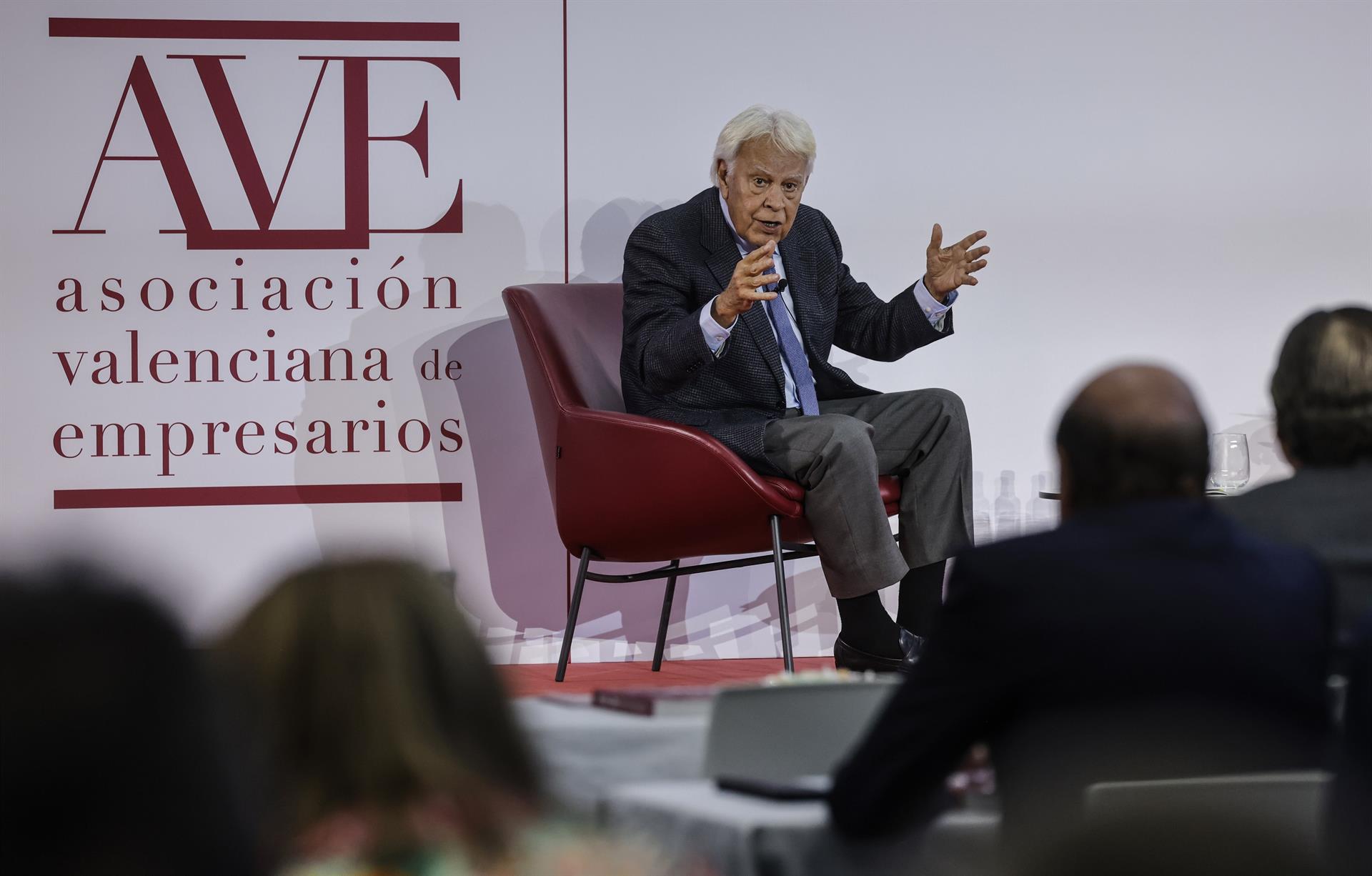 Felipe González en l'acte de l'AVE / Europa Press