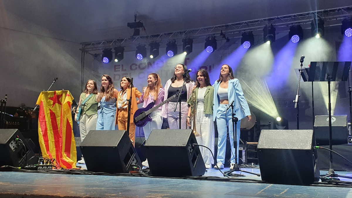 El grup Bèrnia a la fi de la seua actuació en l'homenatge a Vicent Andrés Estellés a Burjassot