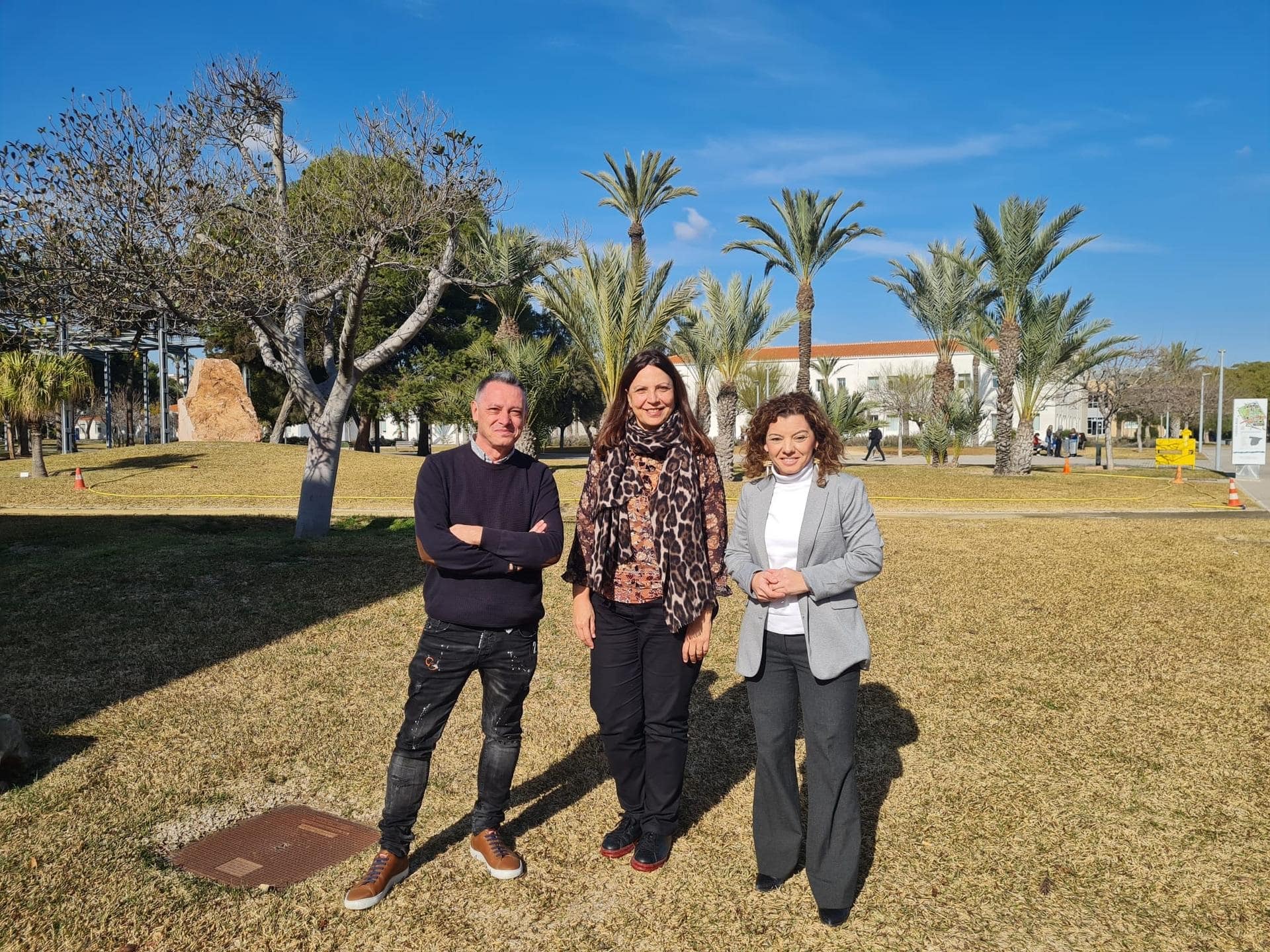 Ferran Isabel, director del Servei de Llengües de la Universitat d'Alacant; Rosabel Roig, vicerectora de Formació Permanent i Llengües de la UA, i Rosa Mengual, directora de la Fundació Bromera per al Foment de la Lectura